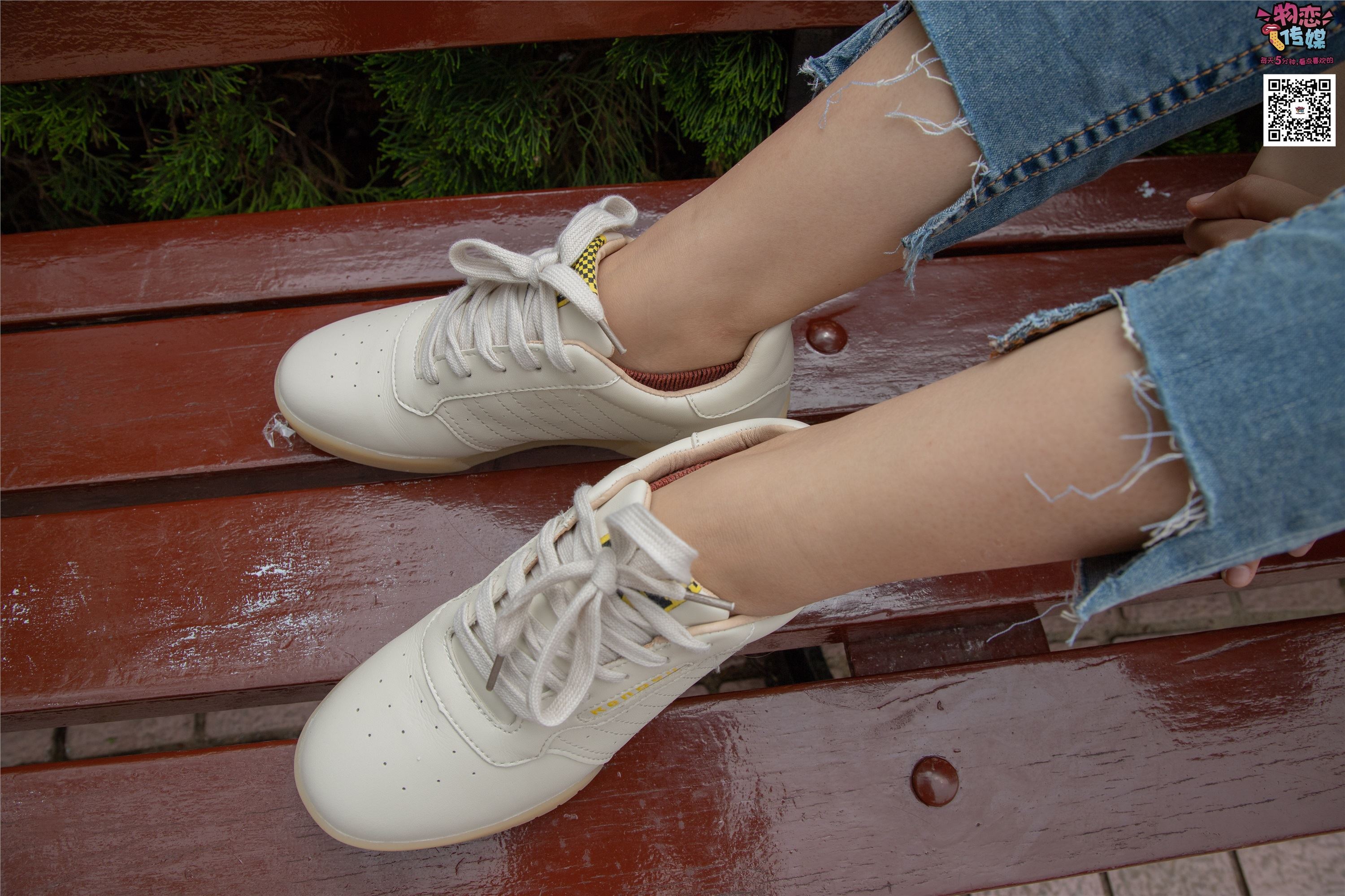 物恋传媒 No.014 高冷风格的大一小姐姐哦,小白鞋搭配粉色船袜