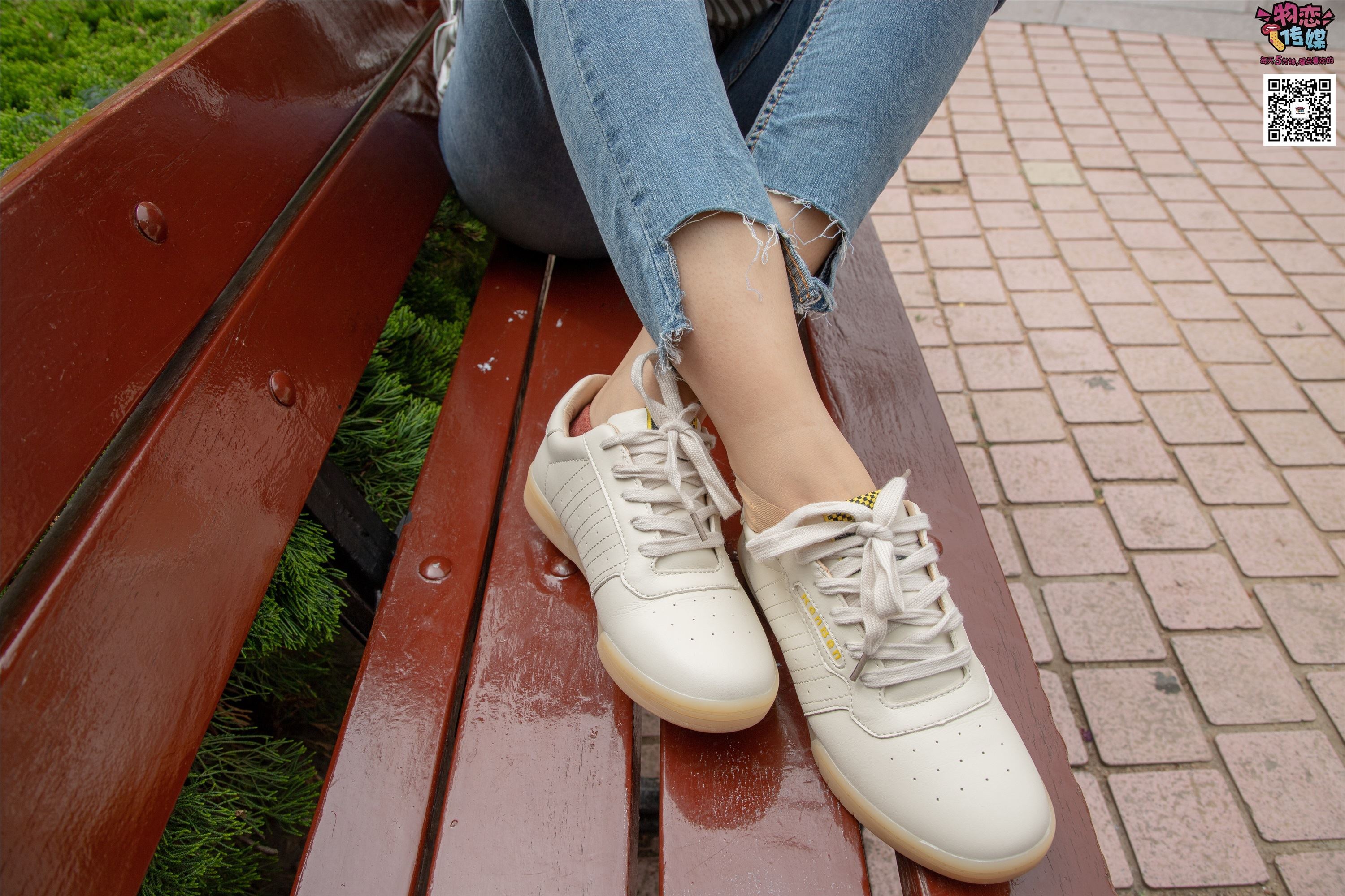 物恋传媒 No.014 高冷风格的大一小姐姐哦,小白鞋搭配粉色船袜