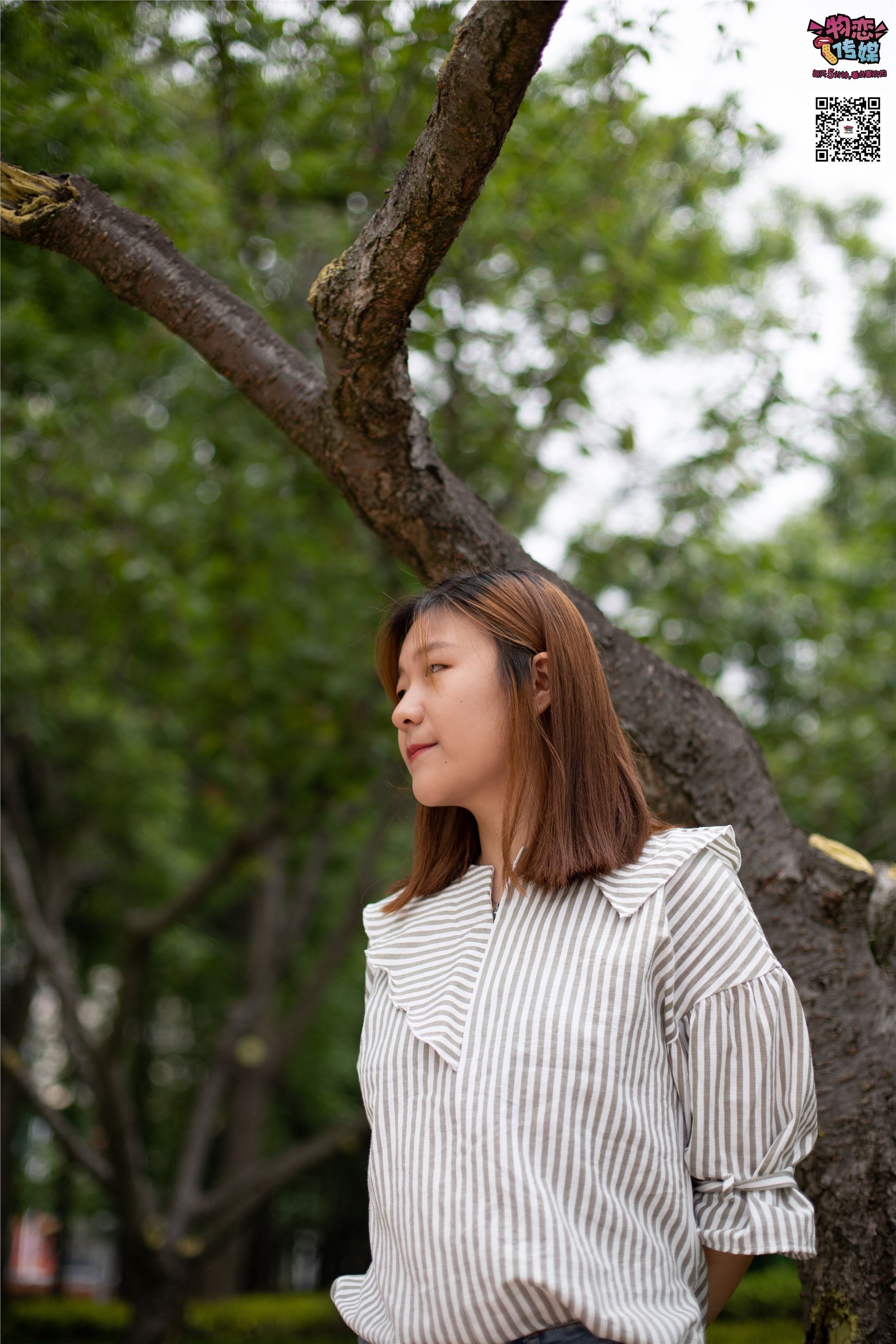 物恋传媒 No.014 高冷风格的大一小姐姐哦,小白鞋搭配粉色船袜