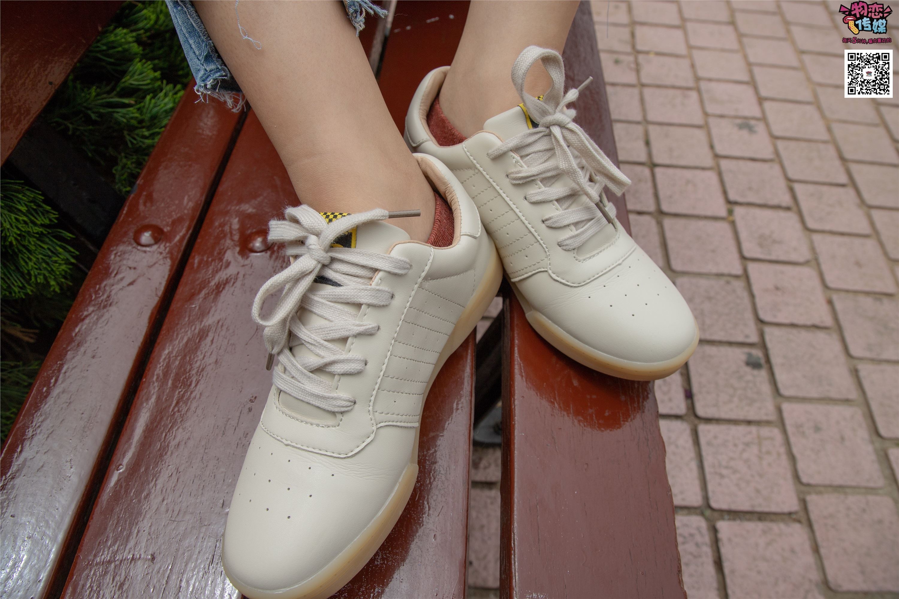 物恋传媒 No.014 高冷风格的大一小姐姐哦,小白鞋搭配粉色船袜