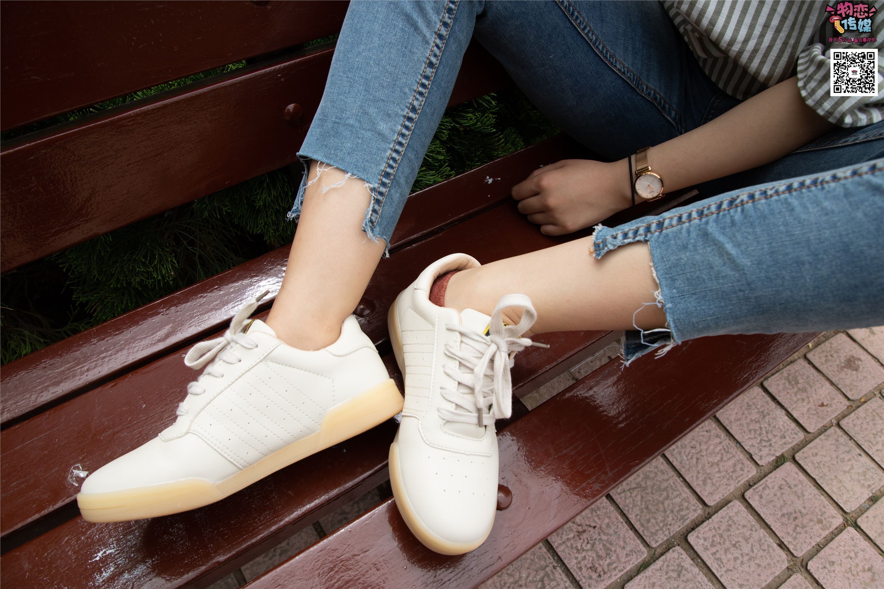 物恋传媒 No.014 高冷风格的大一小姐姐哦,小白鞋搭配粉色船袜