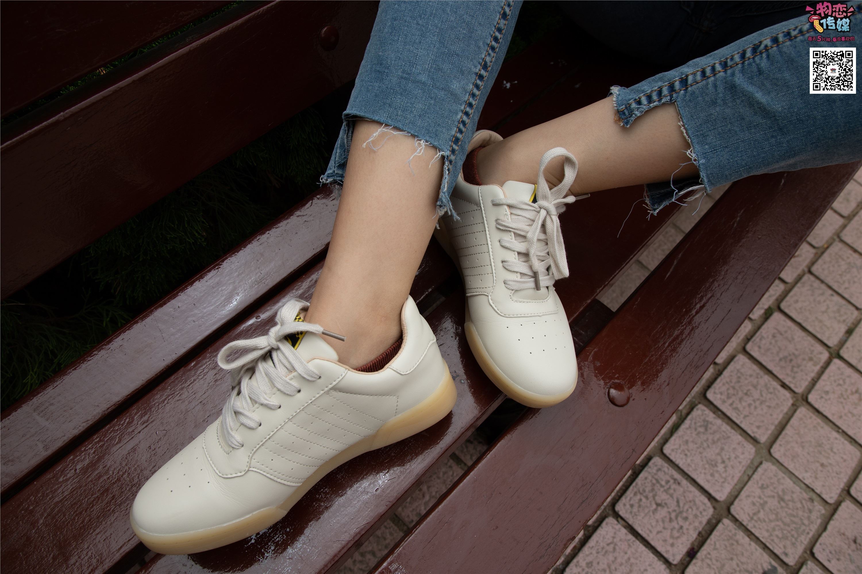 物恋传媒 No.014 高冷风格的大一小姐姐哦,小白鞋搭配粉色船袜