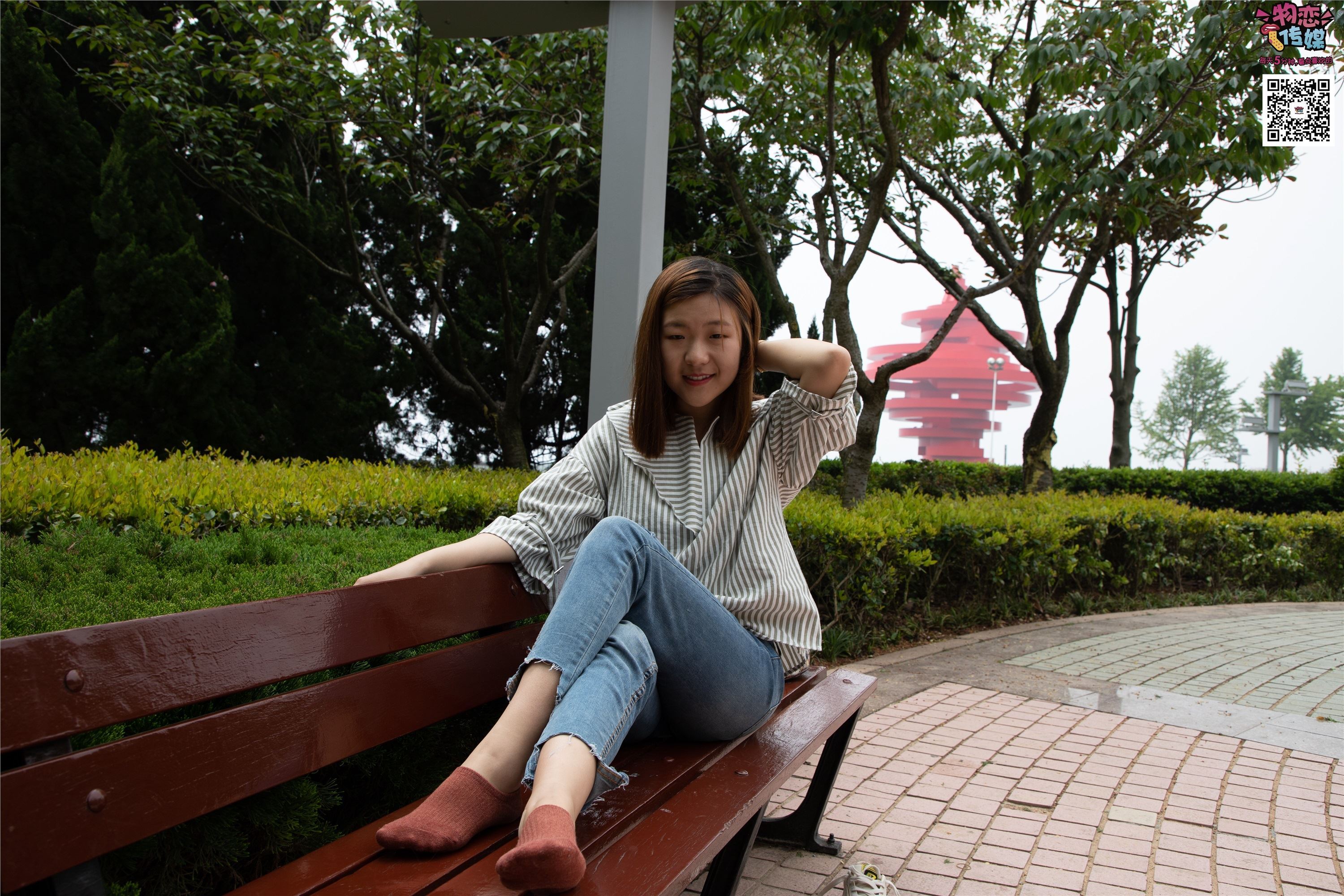 物恋传媒 No.014 高冷风格的大一小姐姐哦,小白鞋搭配粉色船袜