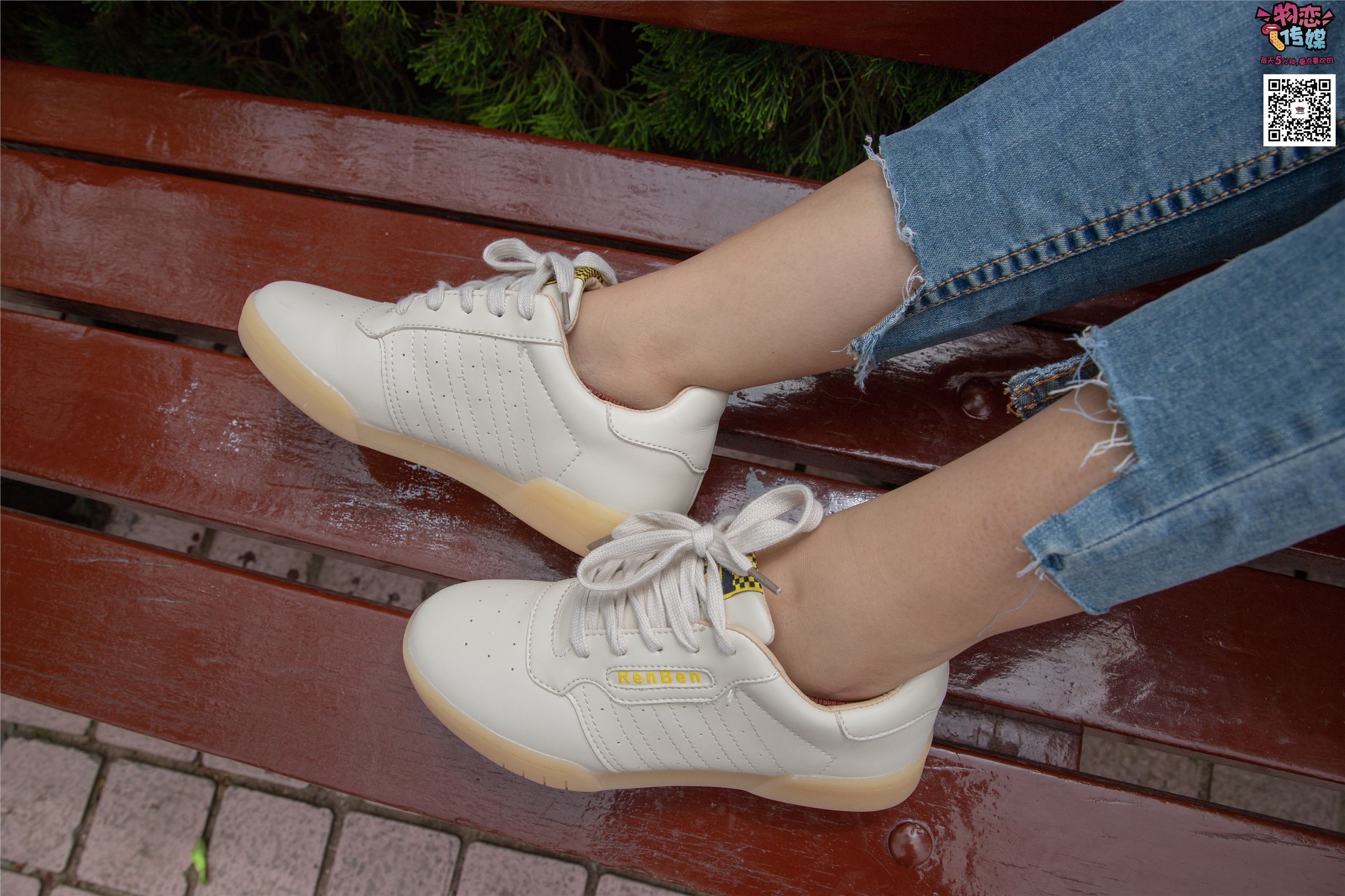 物恋传媒 No.014 高冷风格的大一小姐姐哦,小白鞋搭配粉色船袜