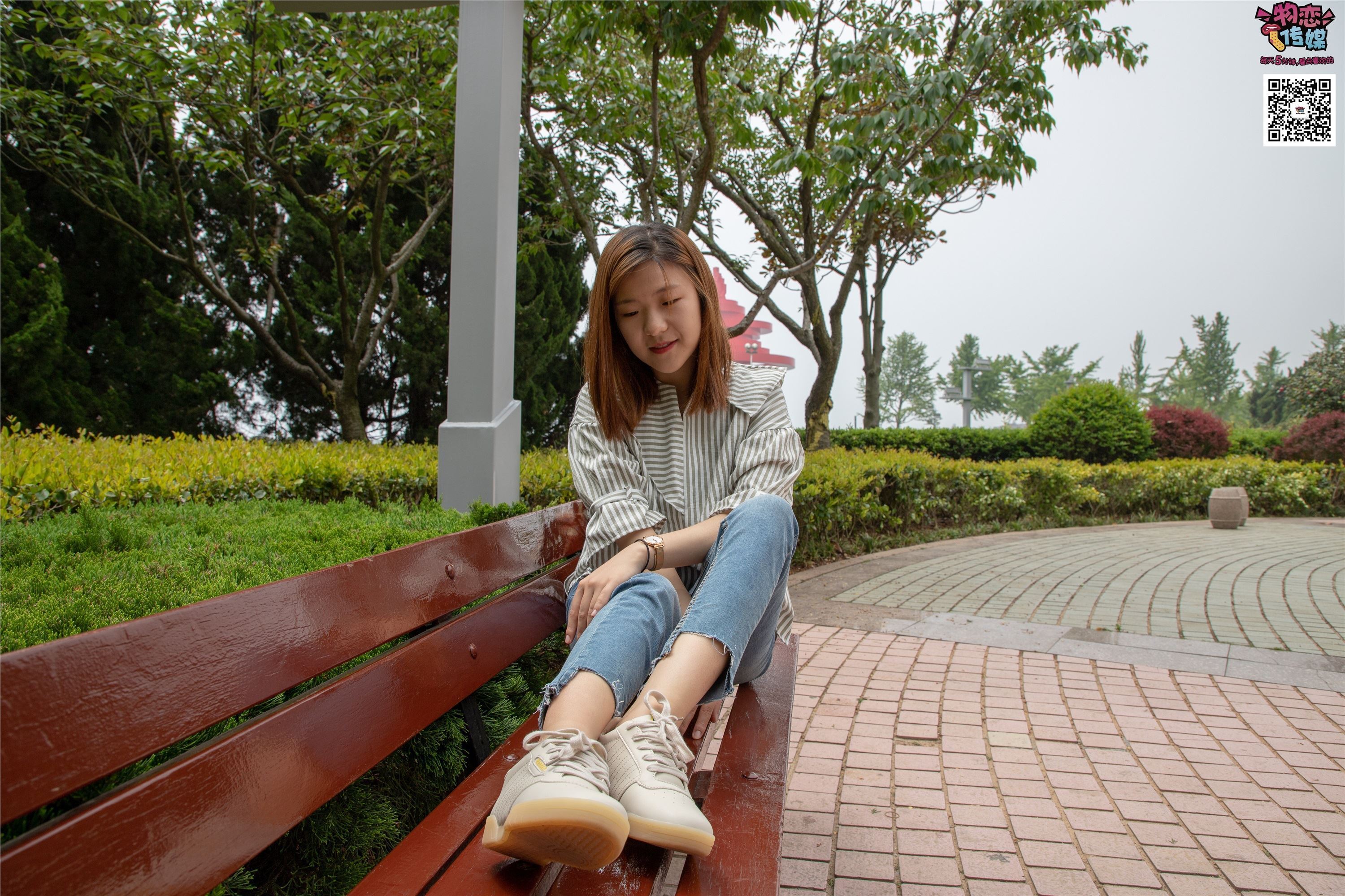 物恋传媒 No.014 高冷风格的大一小姐姐哦,小白鞋搭配粉色船袜