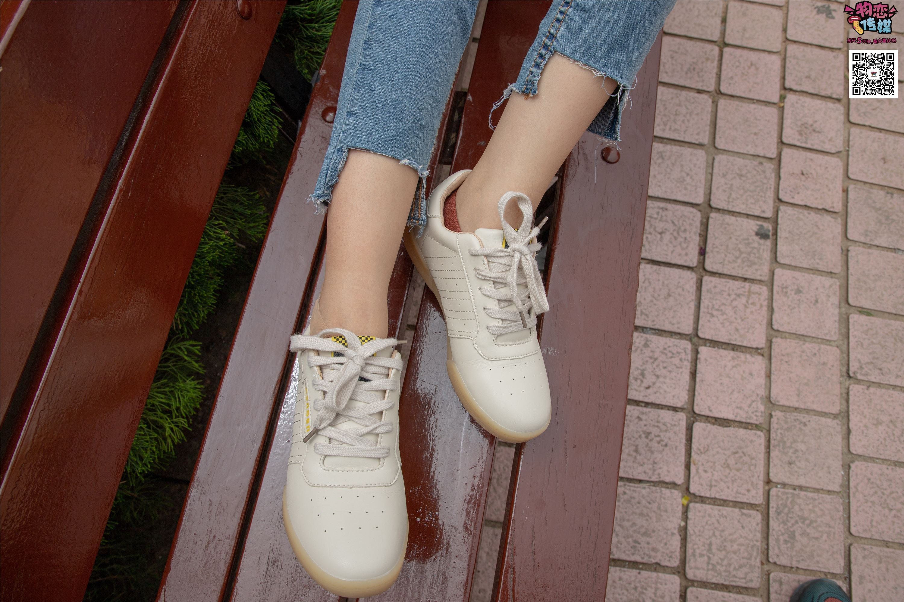 物恋传媒 No.014 高冷风格的大一小姐姐哦,小白鞋搭配粉色船袜