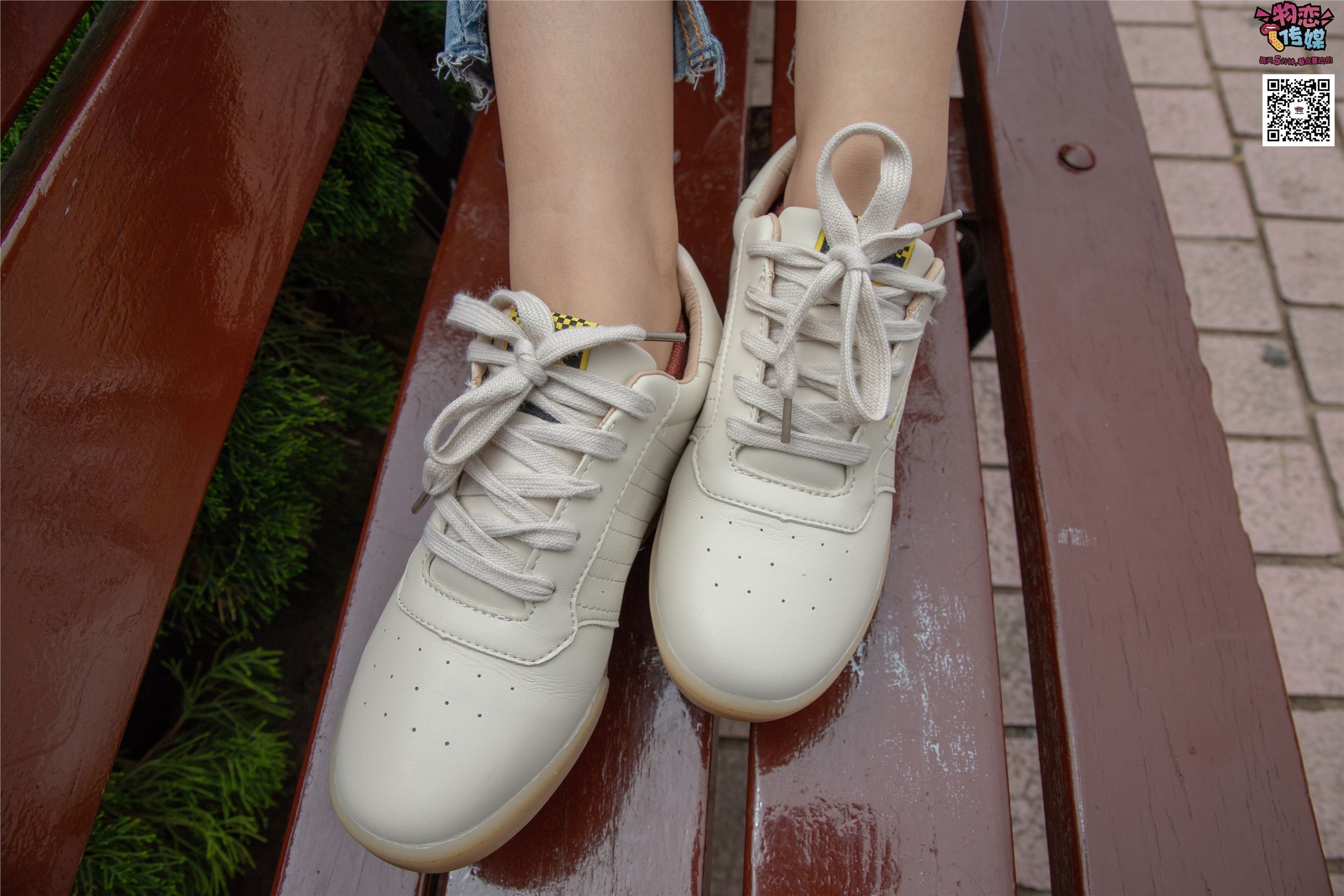 物恋传媒 No.014 高冷风格的大一小姐姐哦,小白鞋搭配粉色船袜