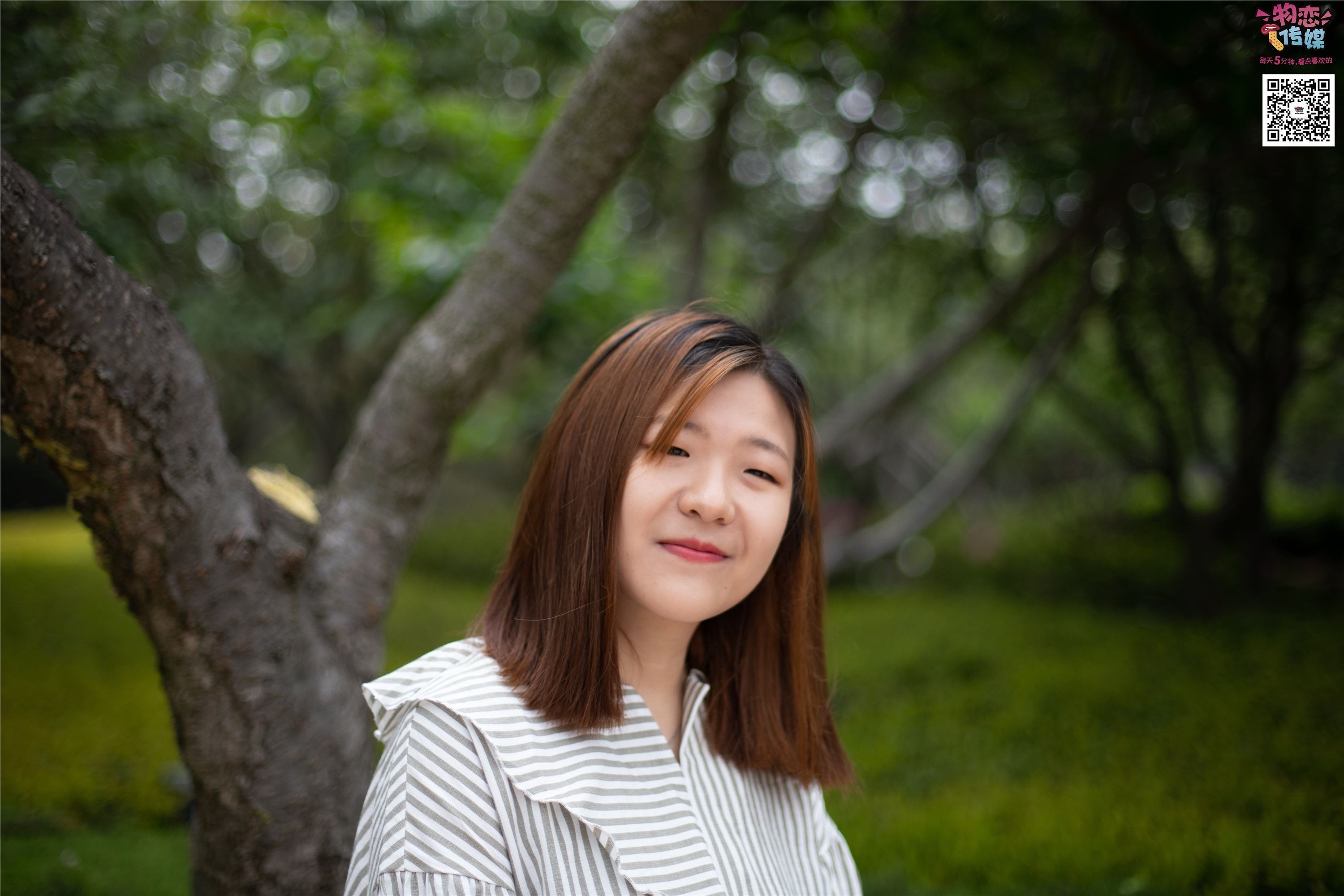 物恋传媒 No.014 高冷风格的大一小姐姐哦,小白鞋搭配粉色船袜