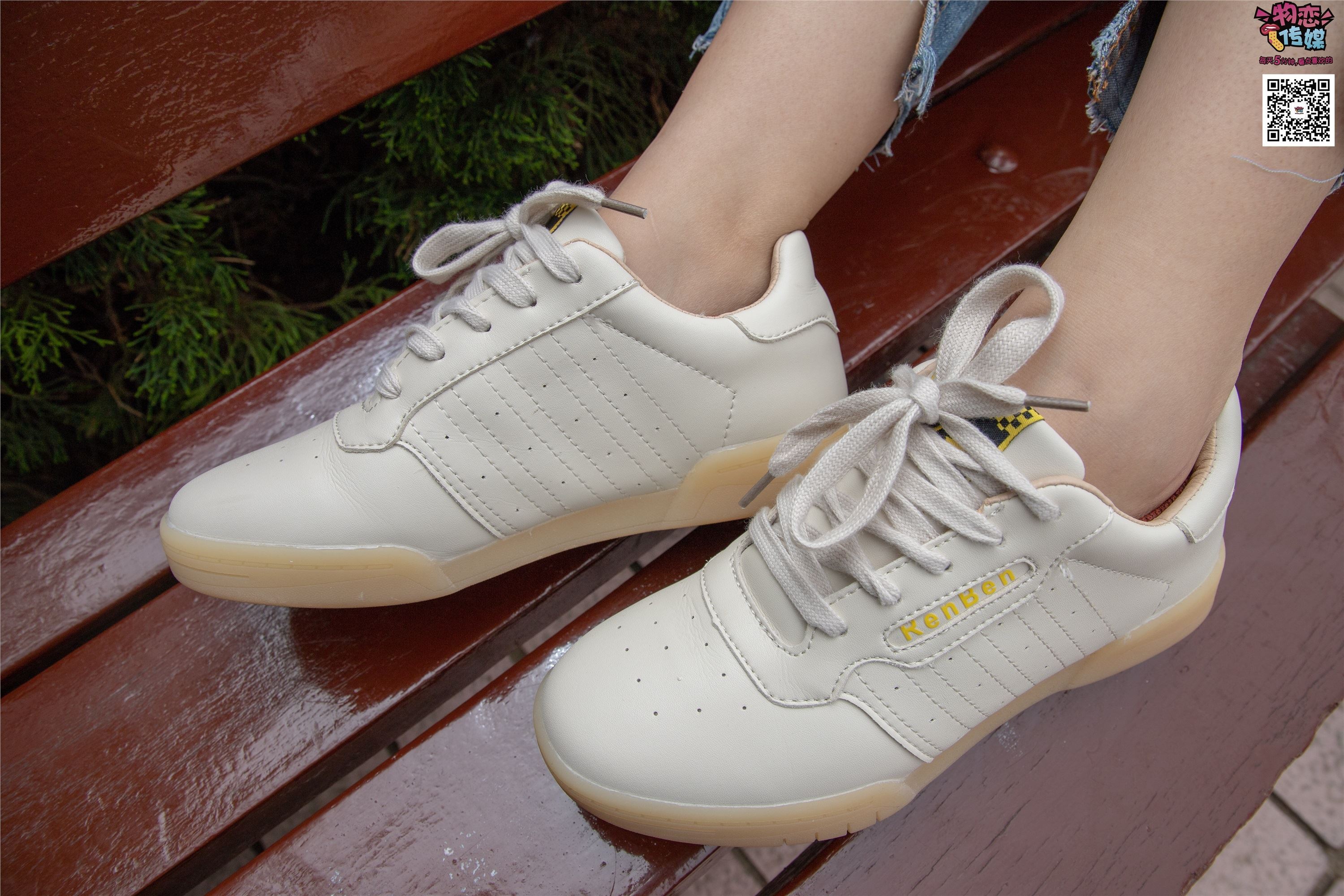 物恋传媒 No.014 高冷风格的大一小姐姐哦,小白鞋搭配粉色船袜