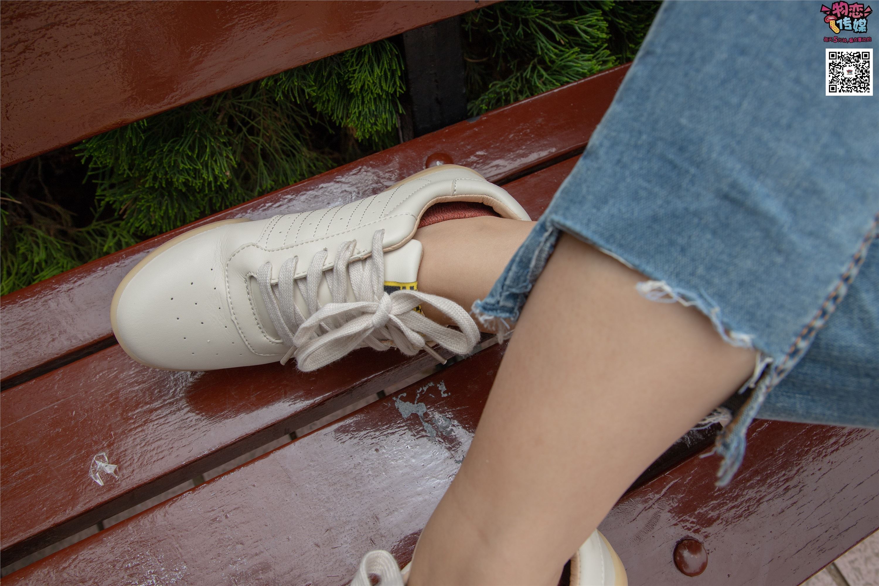 物恋传媒 No.014 高冷风格的大一小姐姐哦,小白鞋搭配粉色船袜