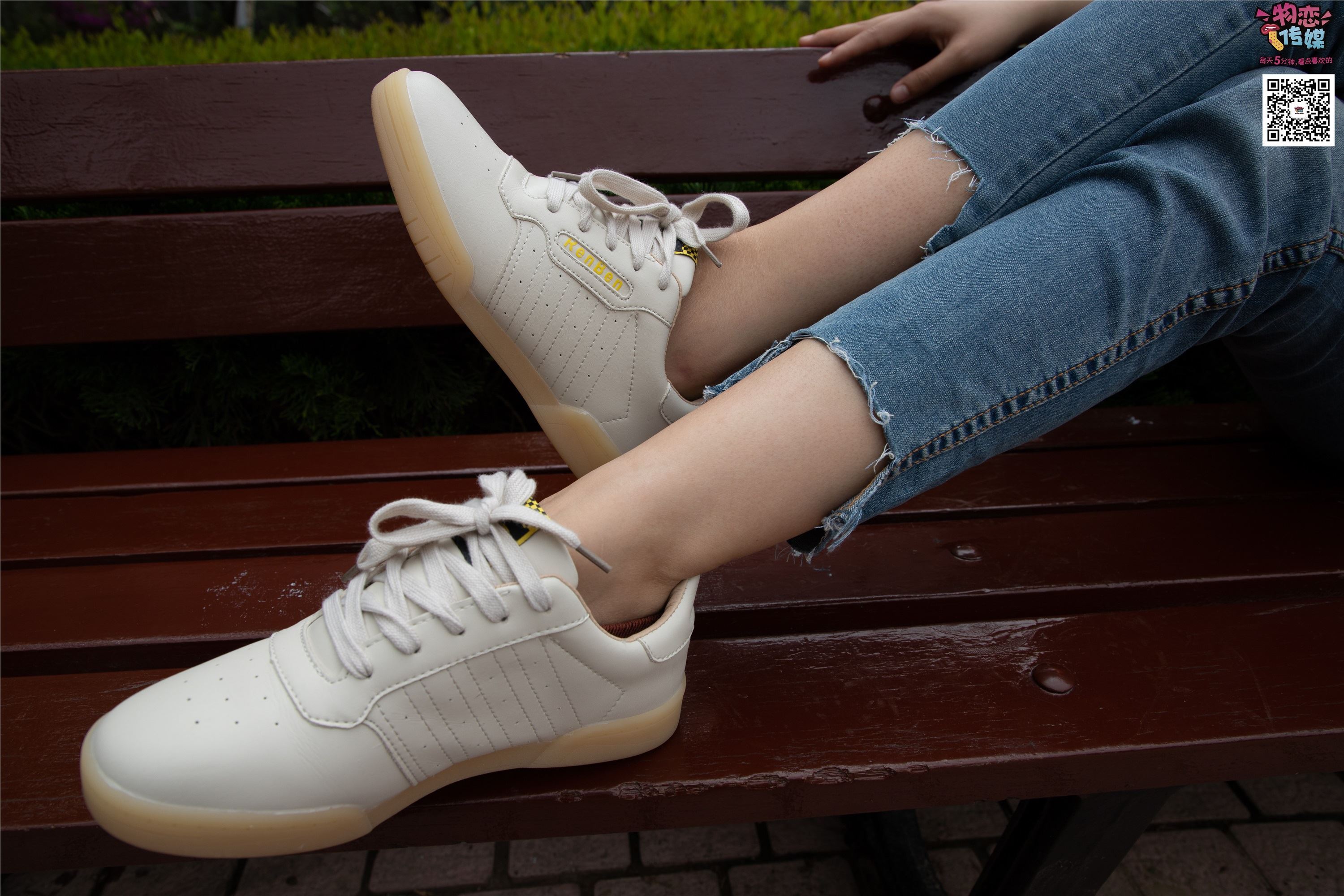 物恋传媒 No.014 高冷风格的大一小姐姐哦,小白鞋搭配粉色船袜