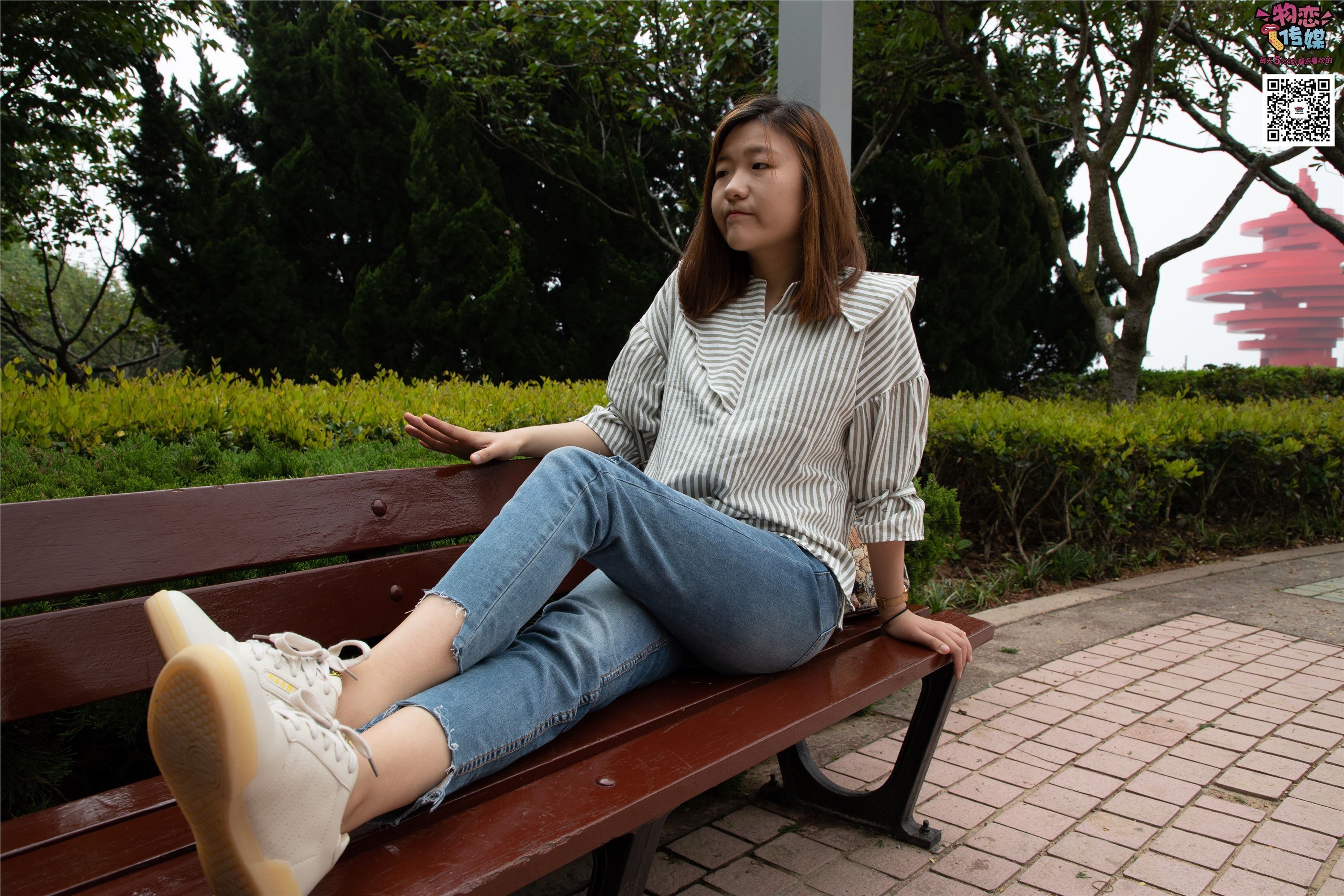 物恋传媒 No.014 高冷风格的大一小姐姐哦,小白鞋搭配粉色船袜