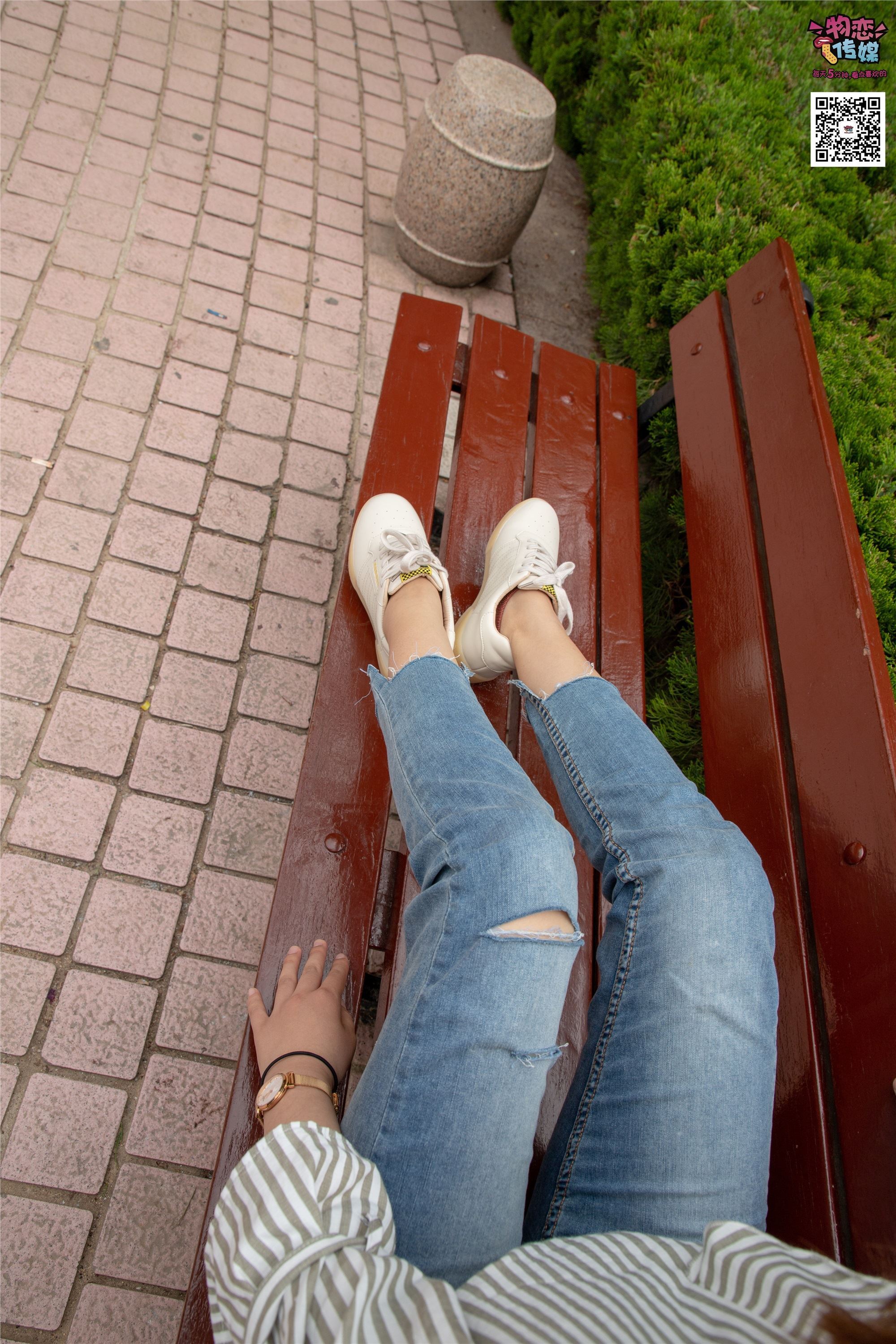 物恋传媒 No.014 高冷风格的大一小姐姐哦,小白鞋搭配粉色船袜