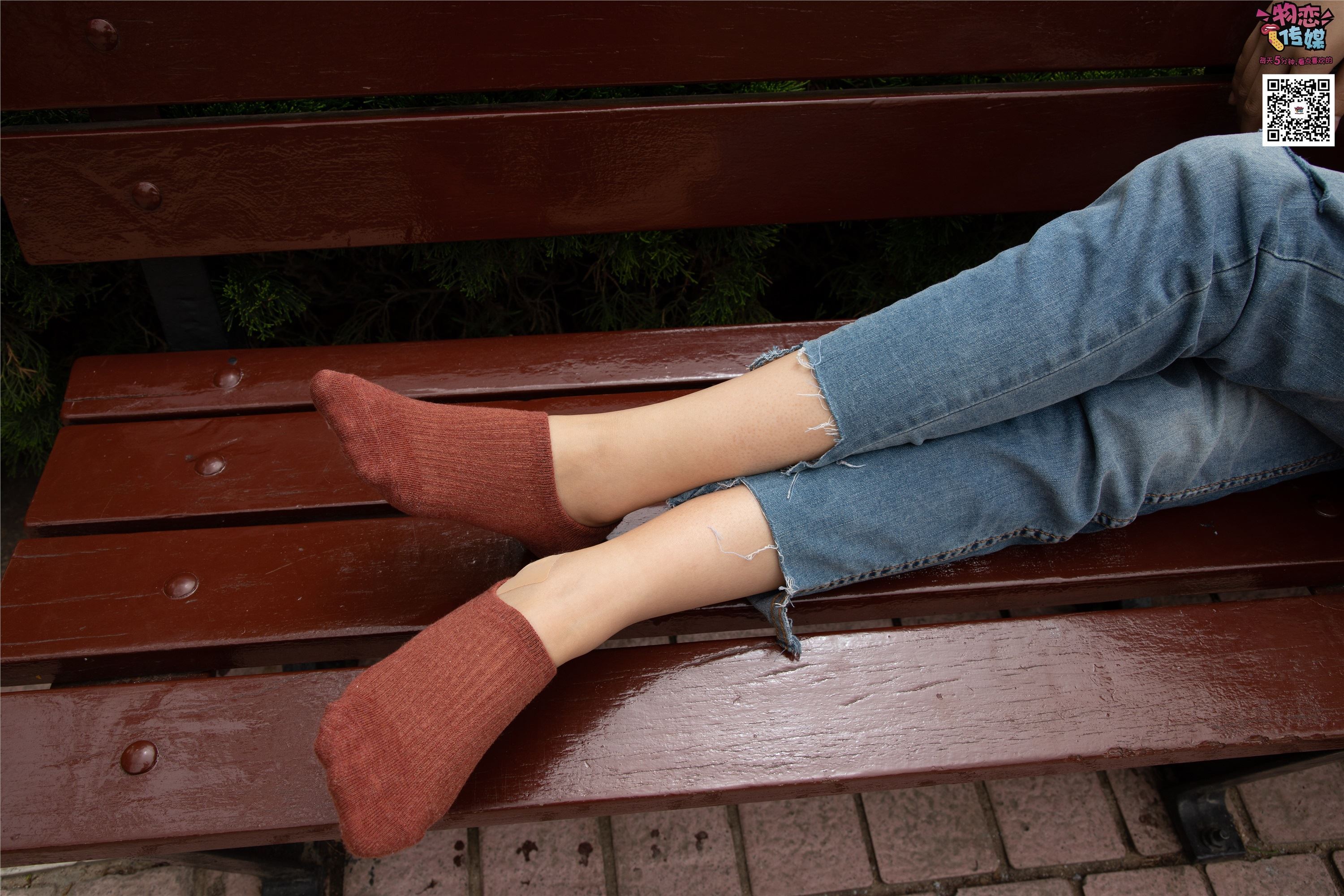 物恋传媒 No.014 高冷风格的大一小姐姐哦,小白鞋搭配粉色船袜