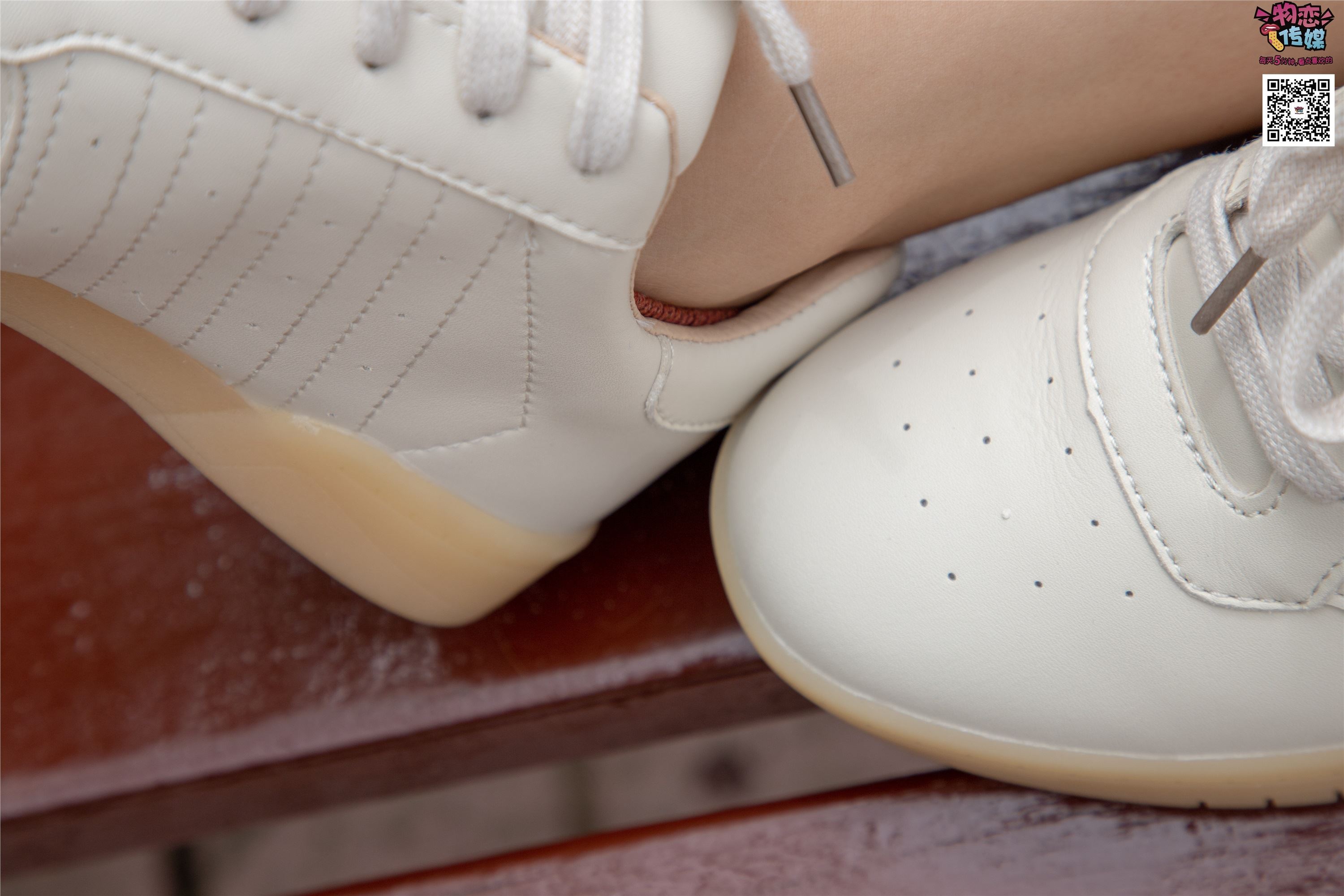 物恋传媒 No.014 高冷风格的大一小姐姐哦,小白鞋搭配粉色船袜