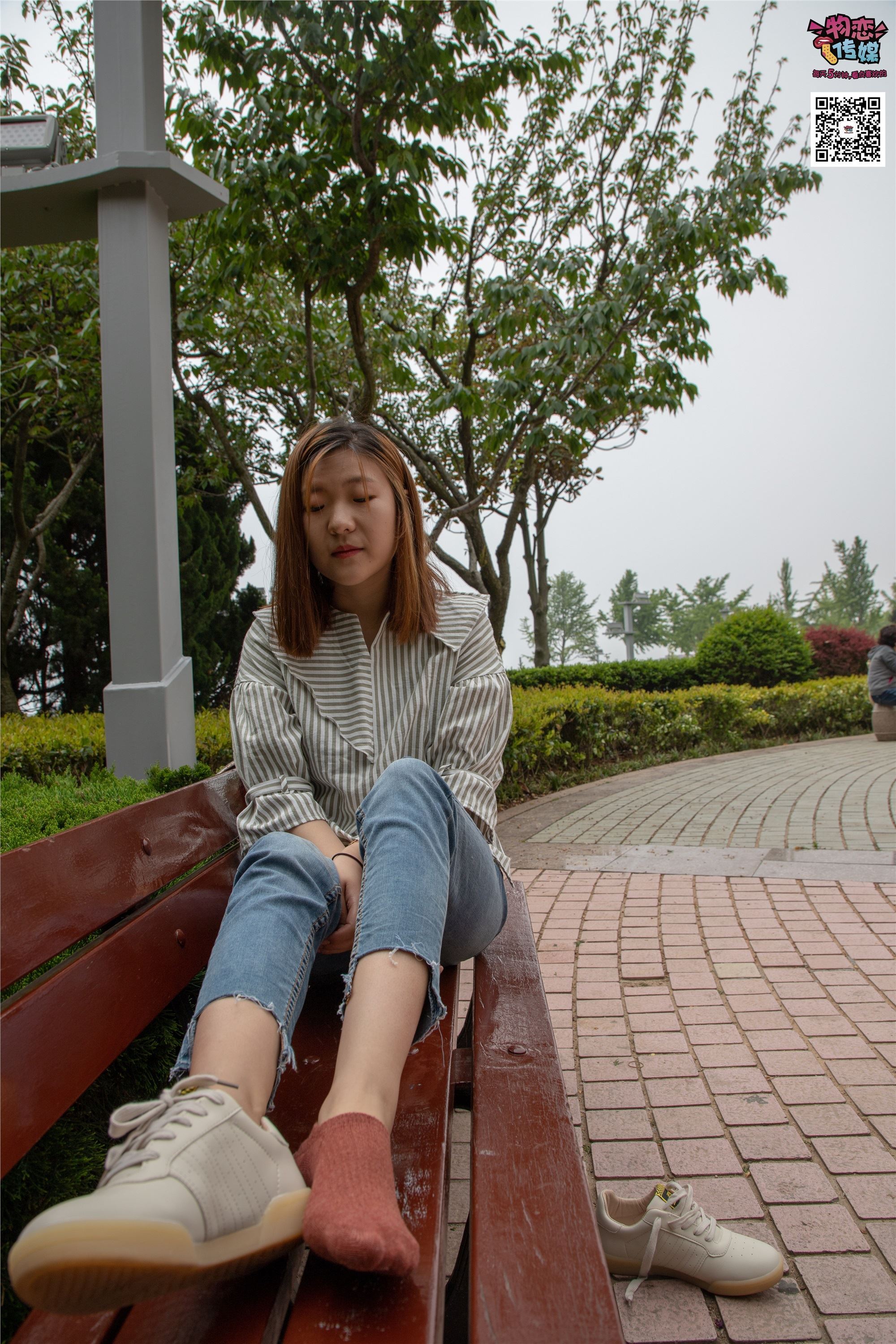 物恋传媒 No.014 高冷风格的大一小姐姐哦,小白鞋搭配粉色船袜