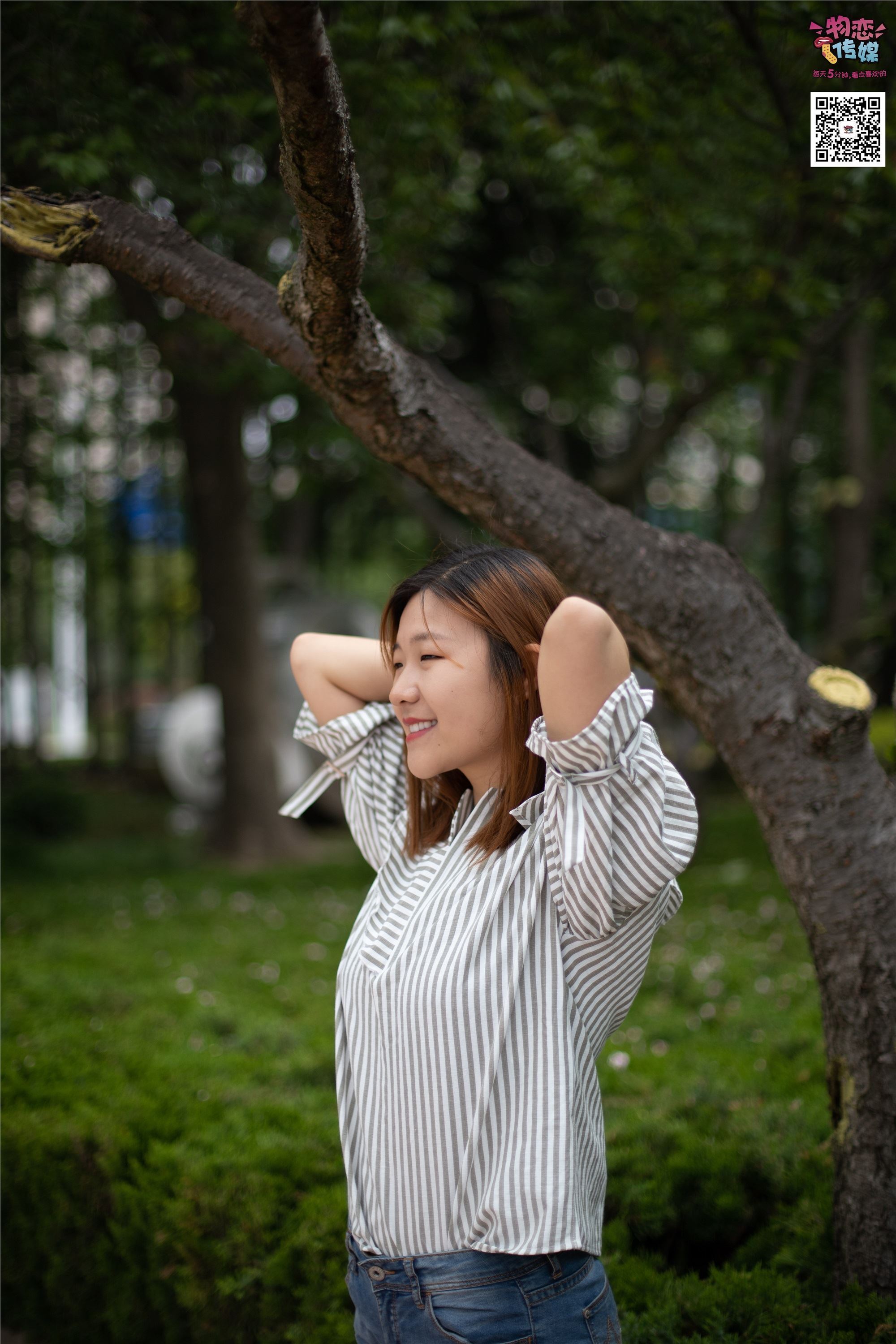 物恋传媒 No.014 高冷风格的大一小姐姐哦,小白鞋搭配粉色船袜