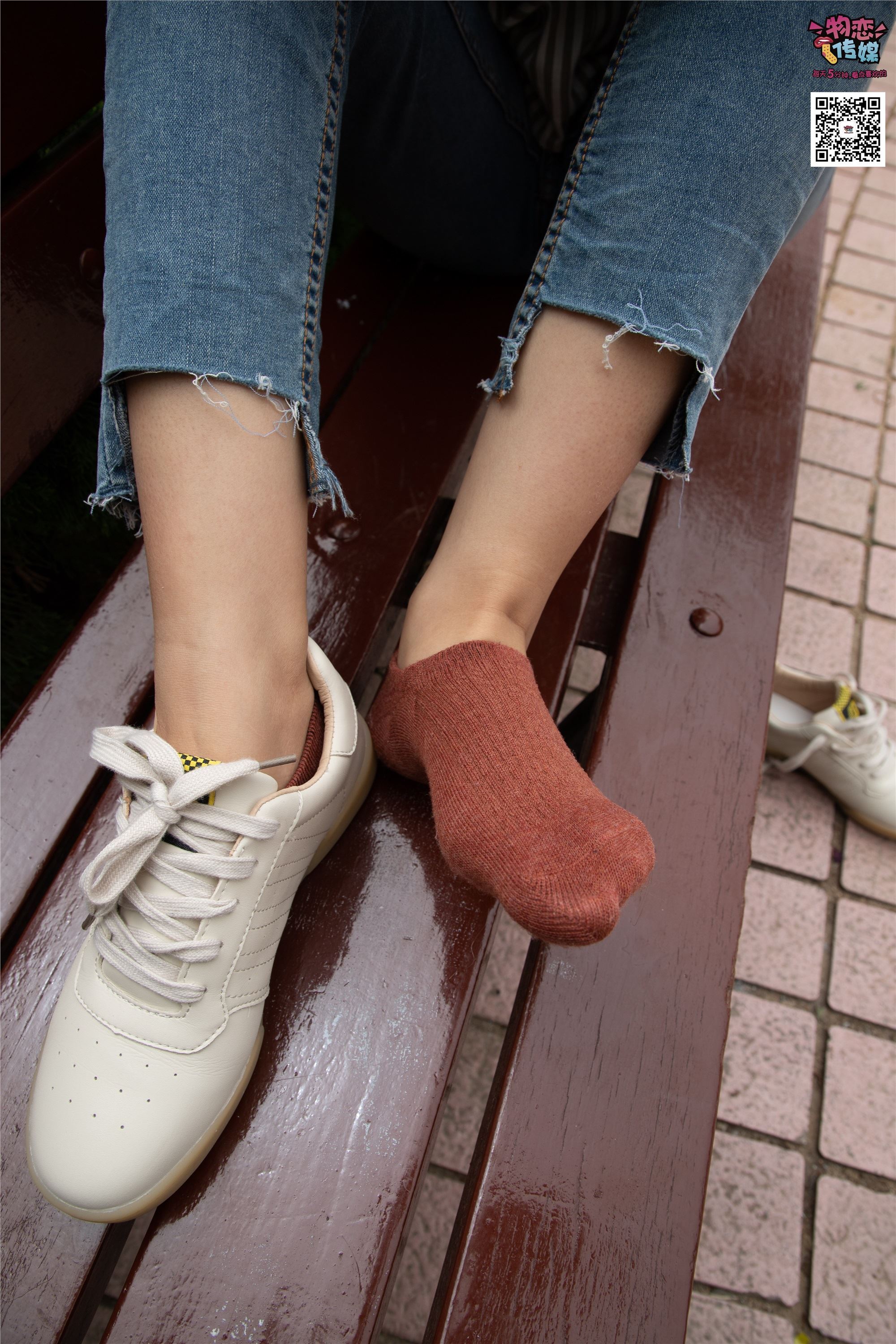物恋传媒 No.014 高冷风格的大一小姐姐哦,小白鞋搭配粉色船袜