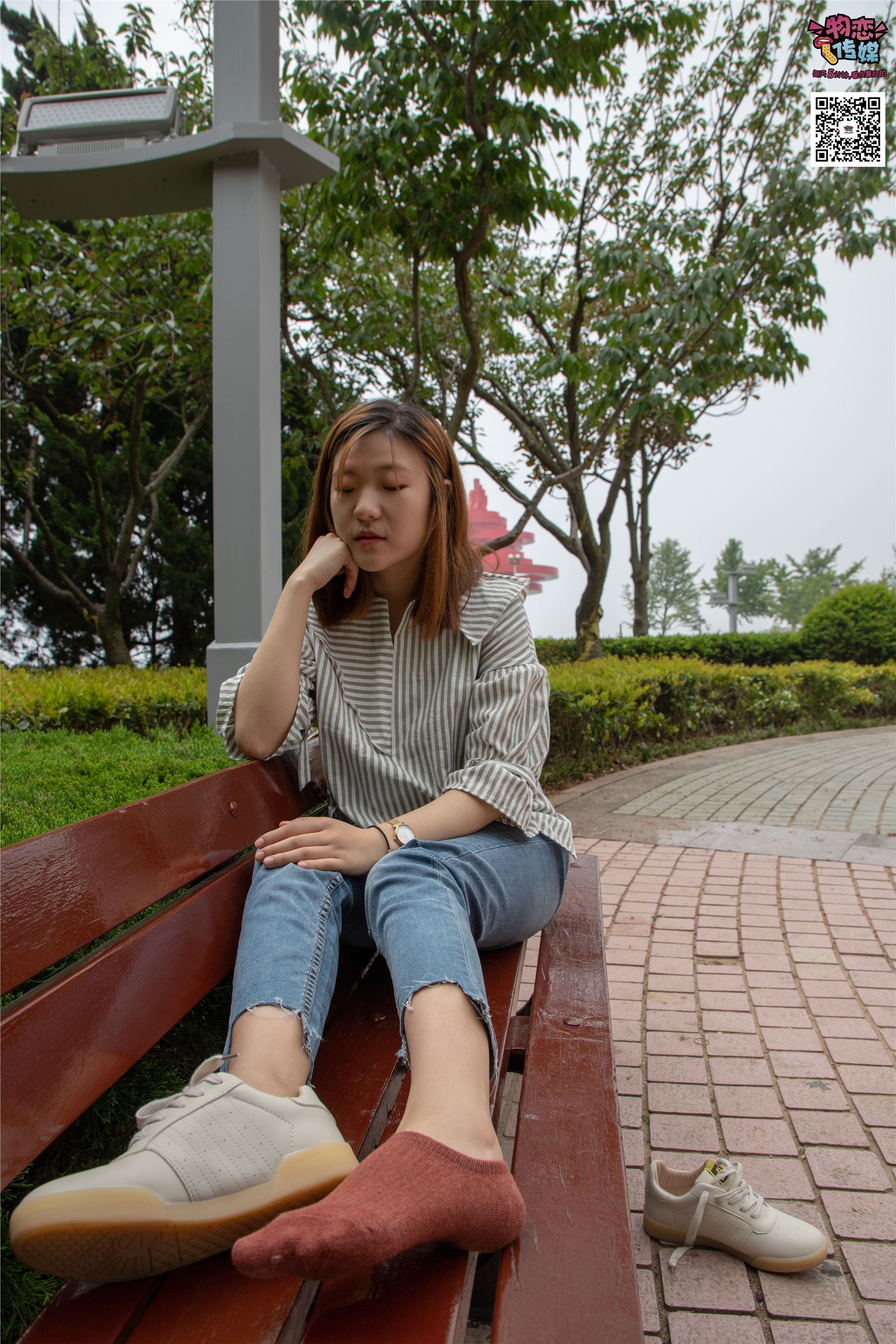 物恋传媒 No.014 高冷风格的大一小姐姐哦,小白鞋搭配粉色船袜