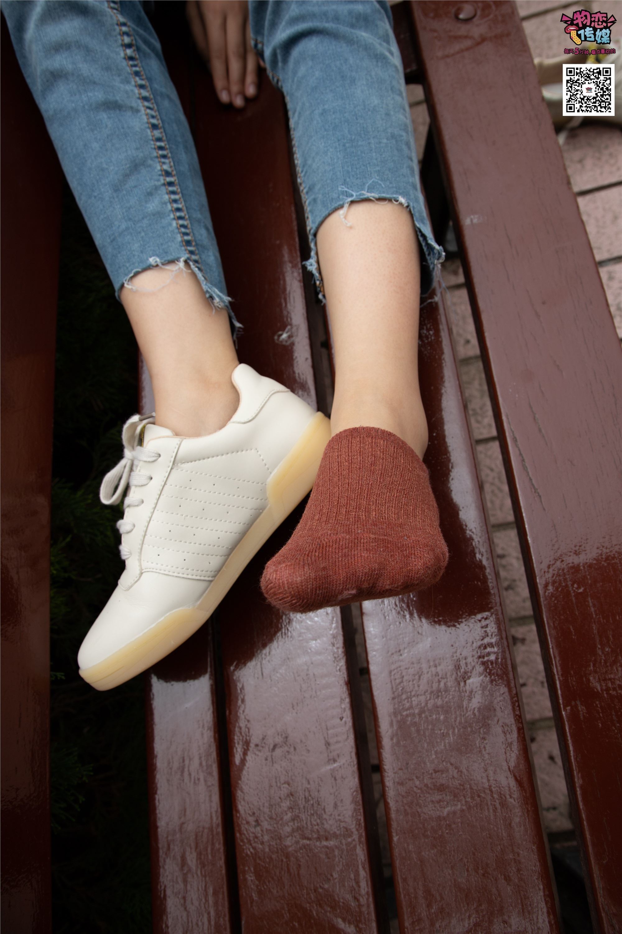物恋传媒 No.014 高冷风格的大一小姐姐哦,小白鞋搭配粉色船袜