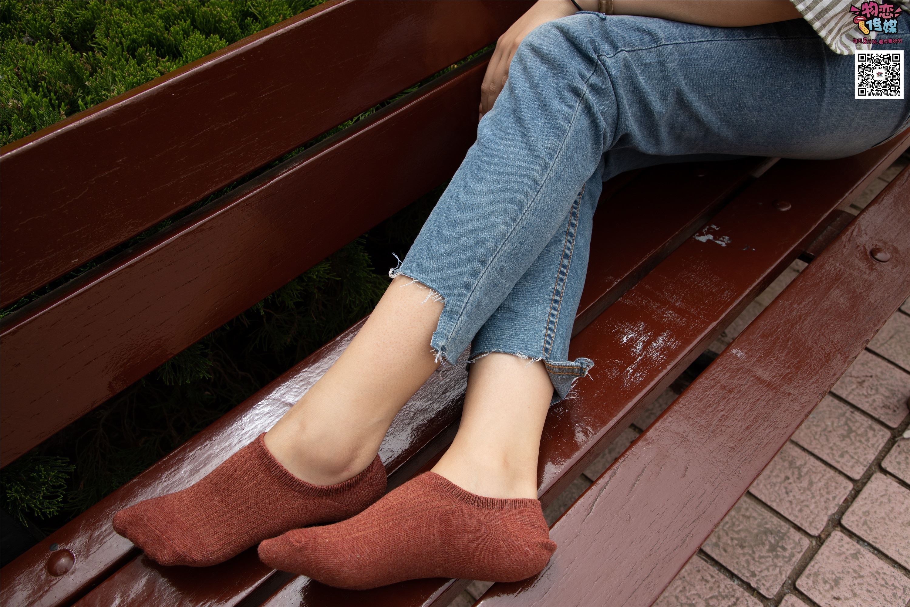 物恋传媒 No.014 高冷风格的大一小姐姐哦,小白鞋搭配粉色船袜