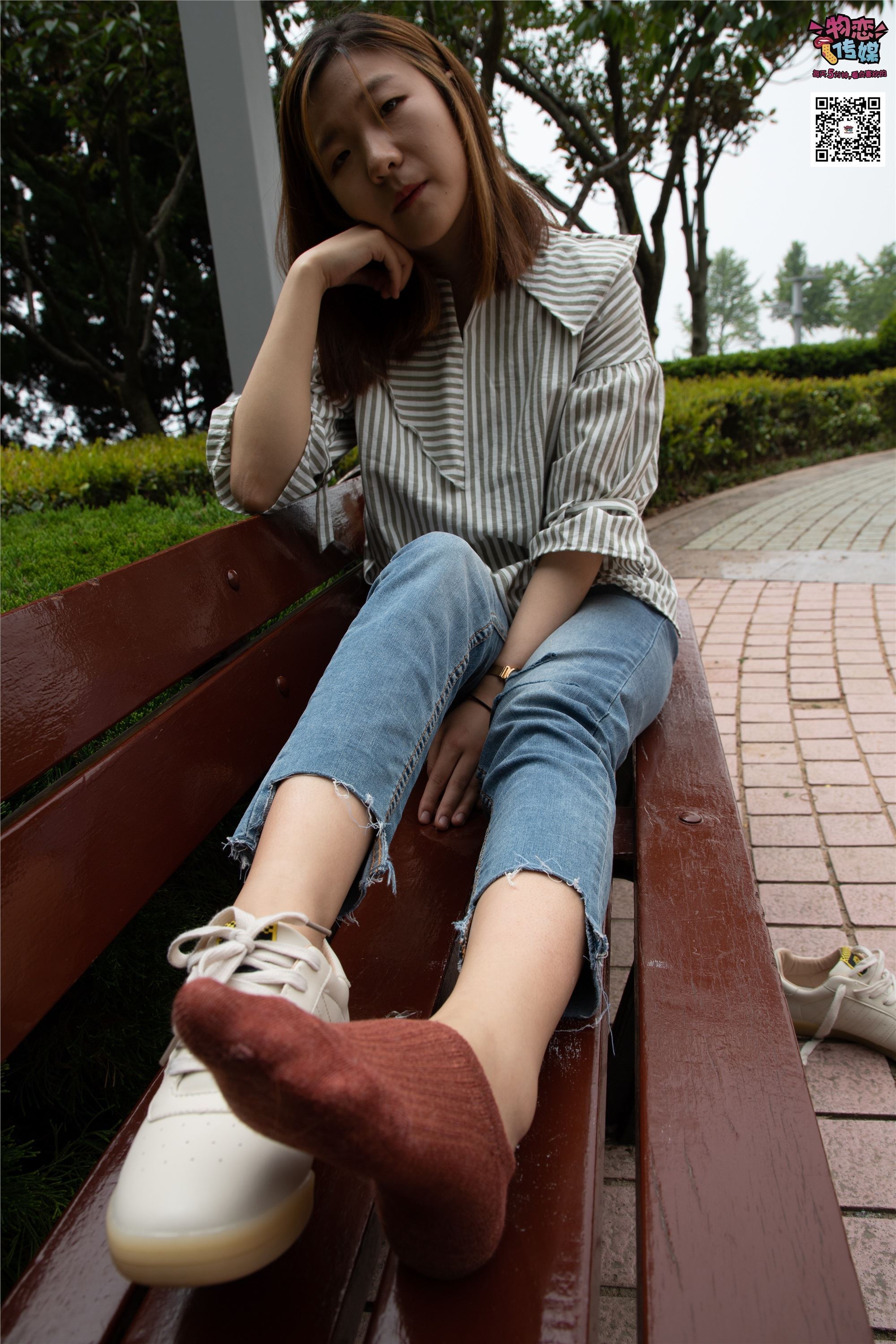 物恋传媒 No.014 高冷风格的大一小姐姐哦,小白鞋搭配粉色船袜