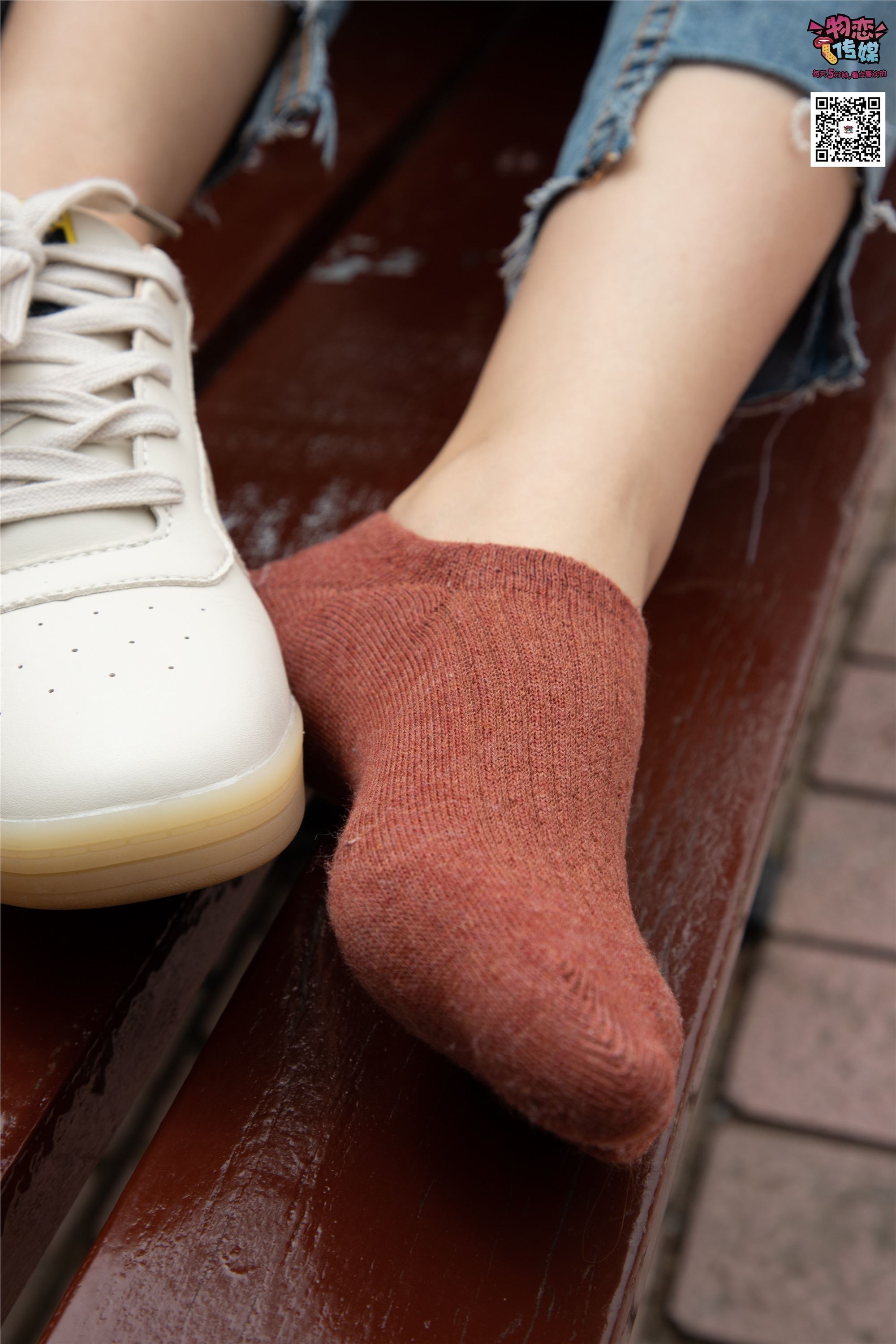 物恋传媒 No.014 高冷风格的大一小姐姐哦,小白鞋搭配粉色船袜