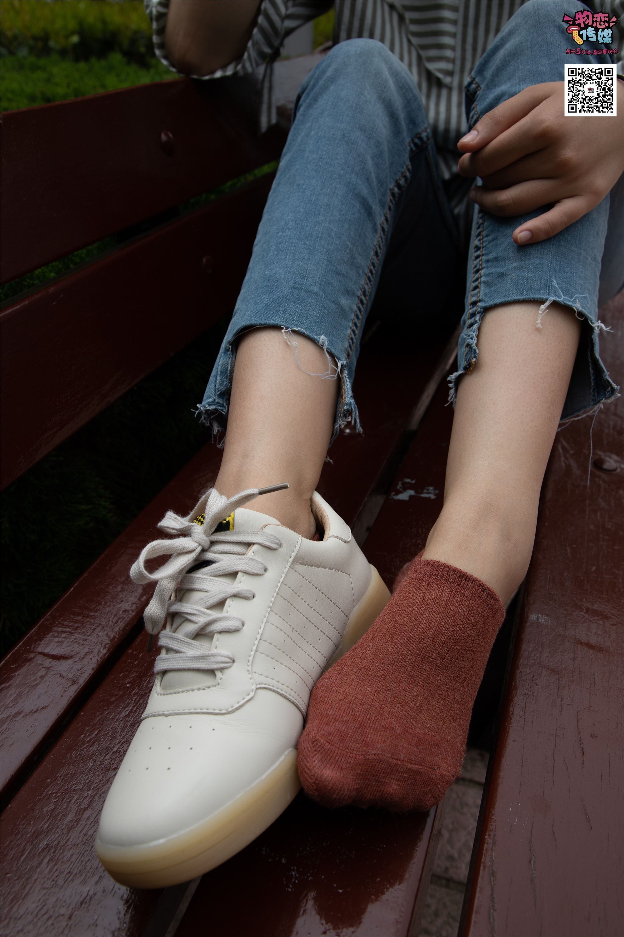 物恋传媒 No.014 高冷风格的大一小姐姐哦,小白鞋搭配粉色船袜