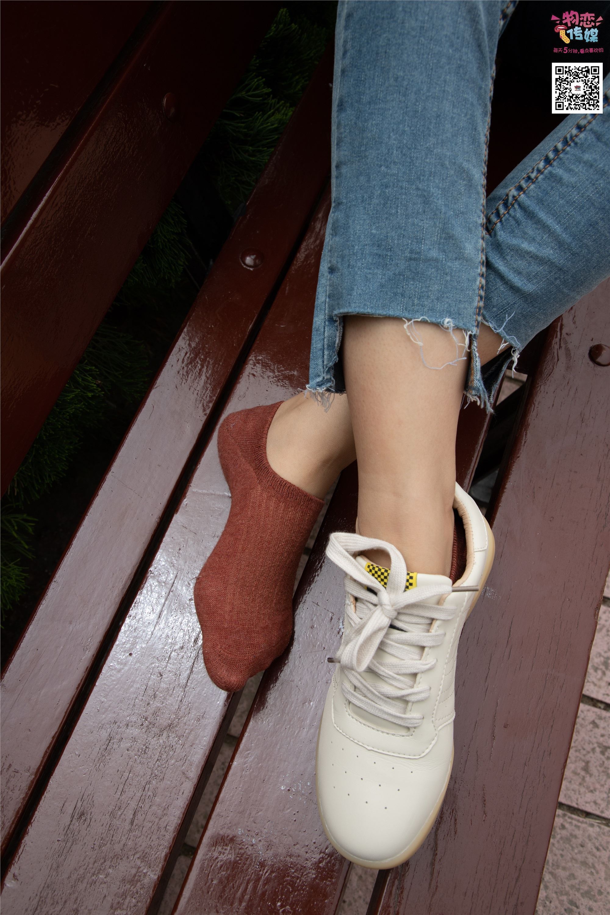 物恋传媒 No.014 高冷风格的大一小姐姐哦,小白鞋搭配粉色船袜