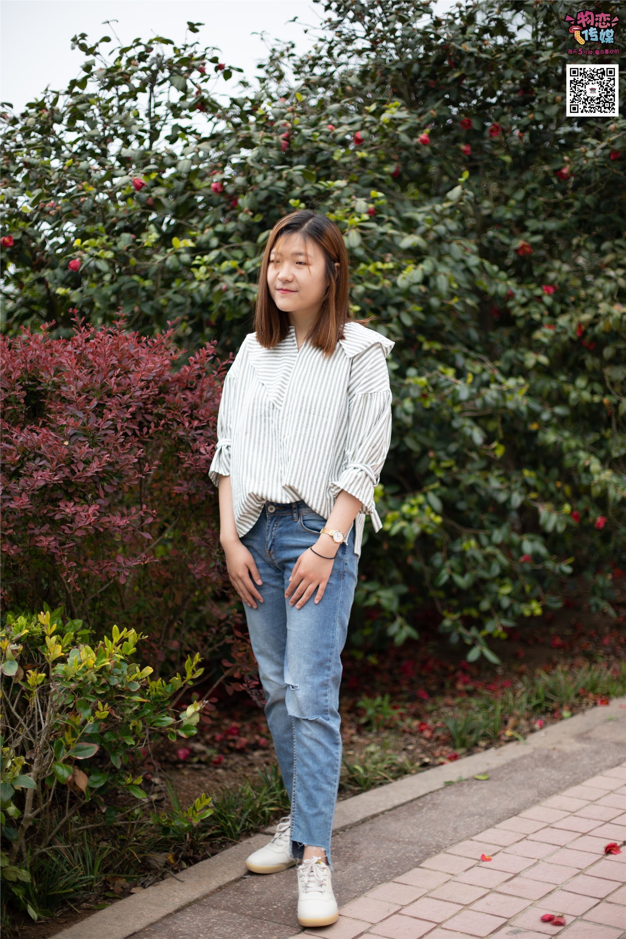 物恋传媒 No.014 高冷风格的大一小姐姐哦,小白鞋搭配粉色船袜