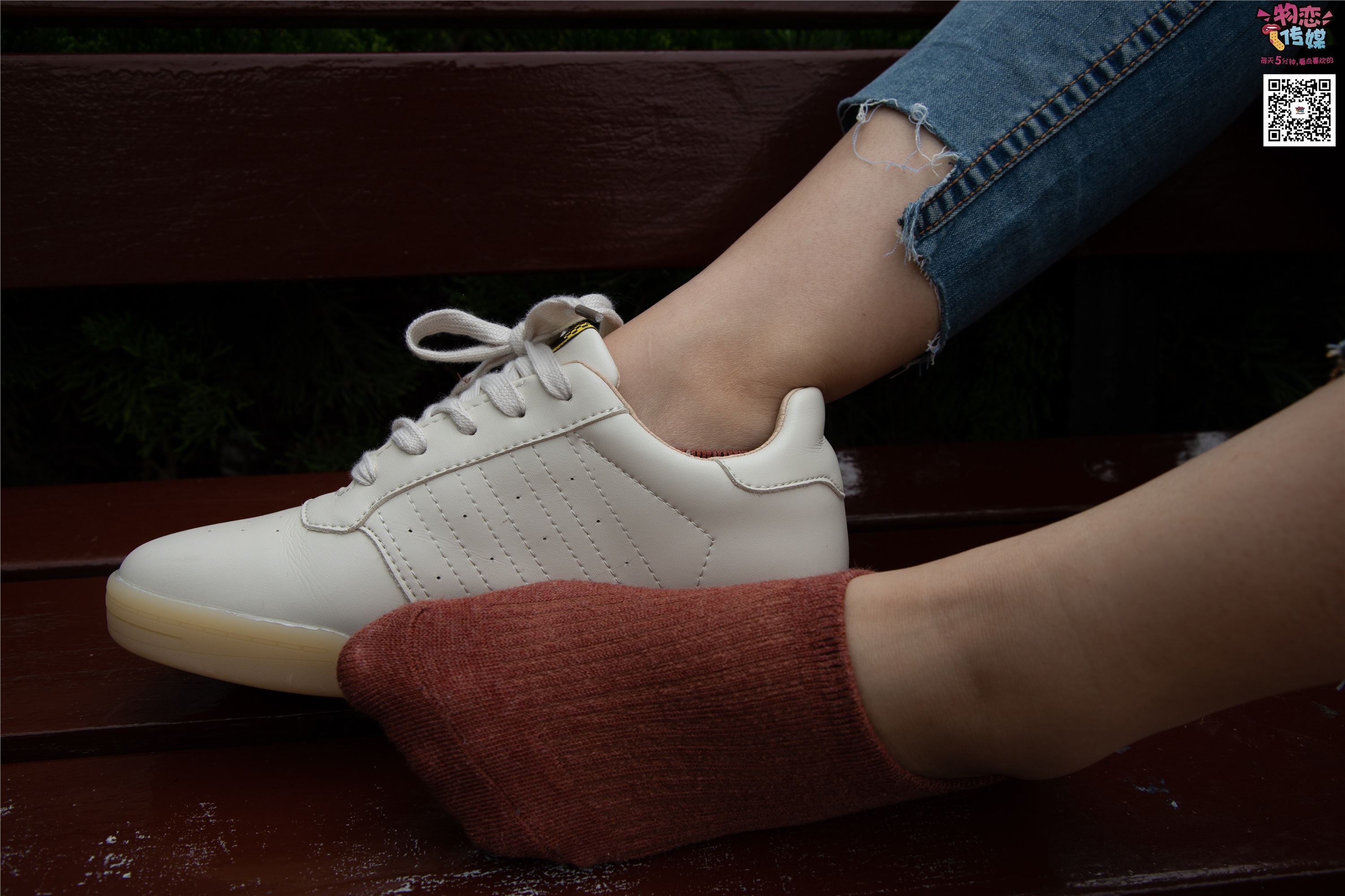 物恋传媒 No.014 高冷风格的大一小姐姐哦,小白鞋搭配粉色船袜