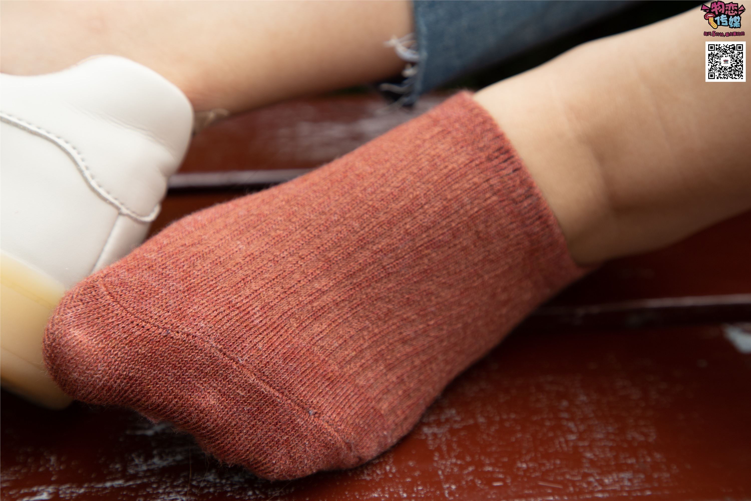 物恋传媒 No.014 高冷风格的大一小姐姐哦,小白鞋搭配粉色船袜