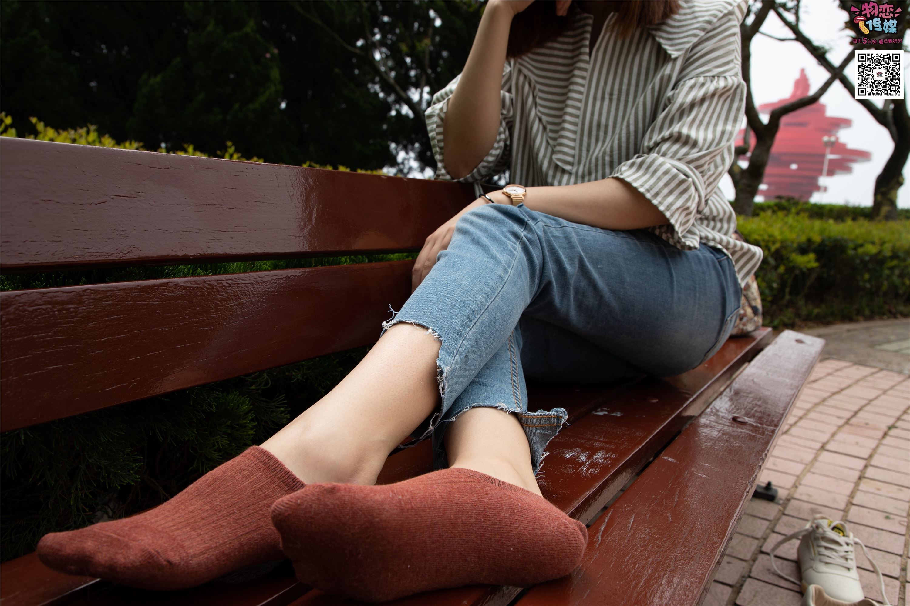 物恋传媒 No.014 高冷风格的大一小姐姐哦,小白鞋搭配粉色船袜