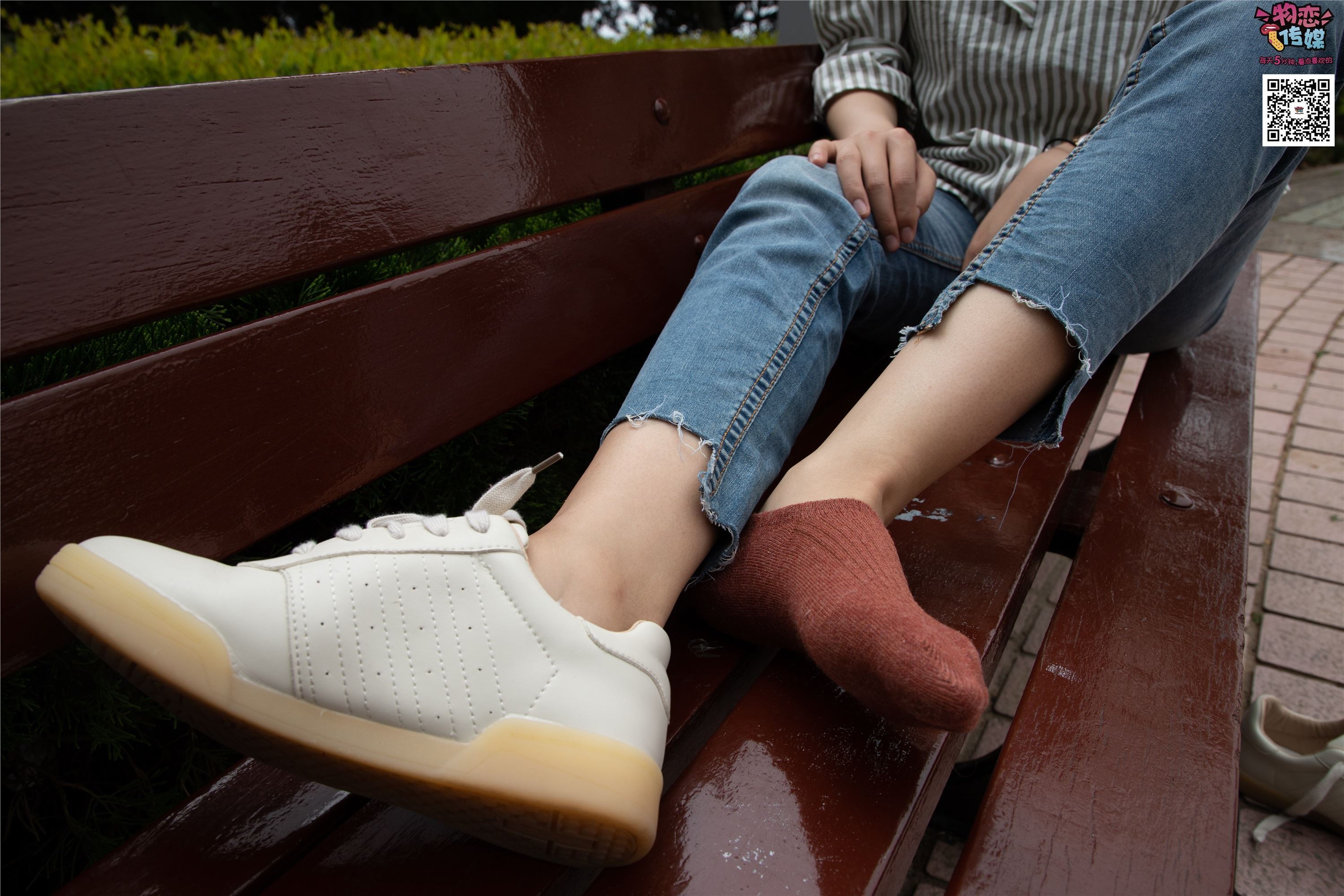 物恋传媒 No.014 高冷风格的大一小姐姐哦,小白鞋搭配粉色船袜