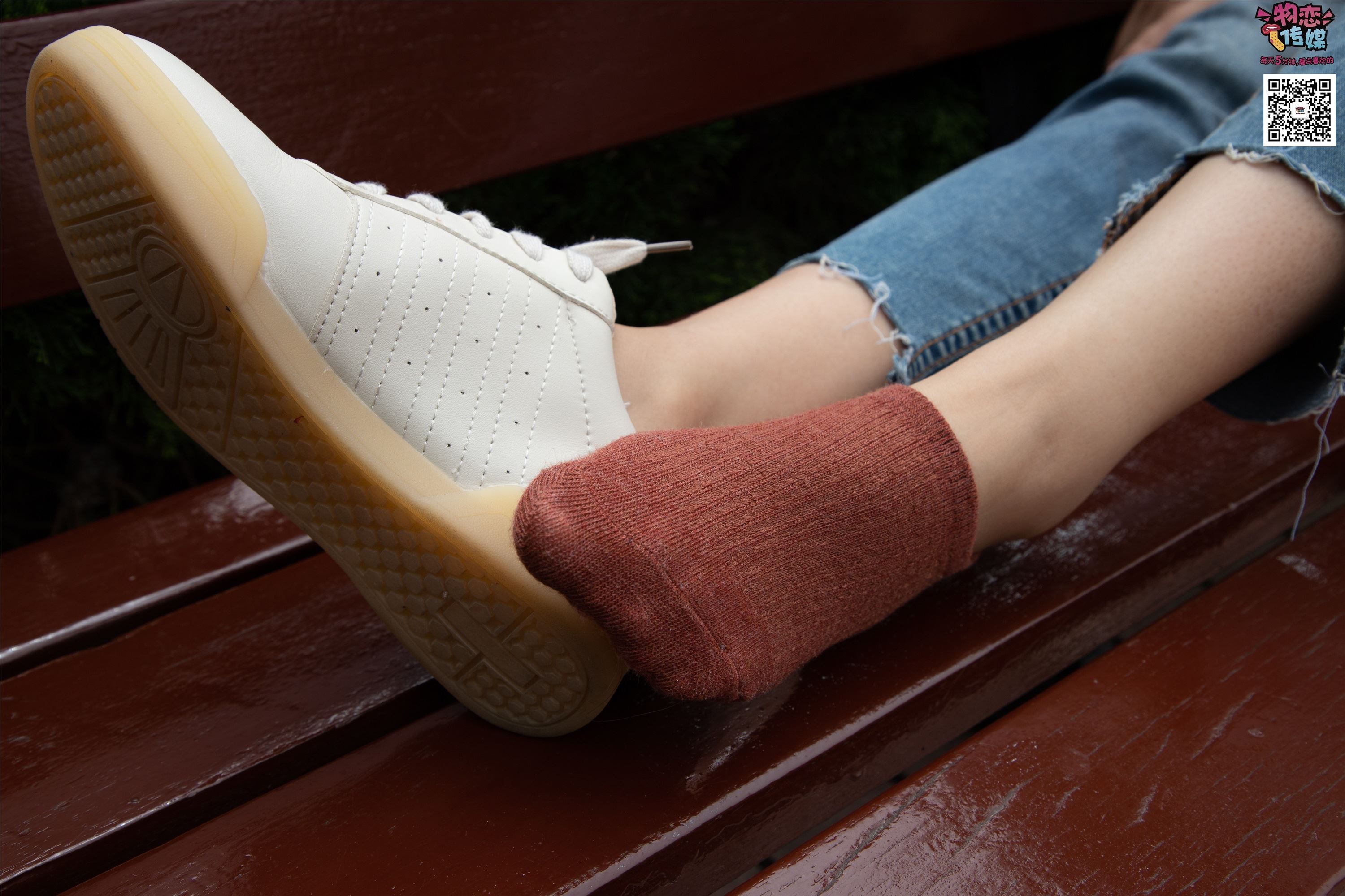 物恋传媒 No.014 高冷风格的大一小姐姐哦,小白鞋搭配粉色船袜