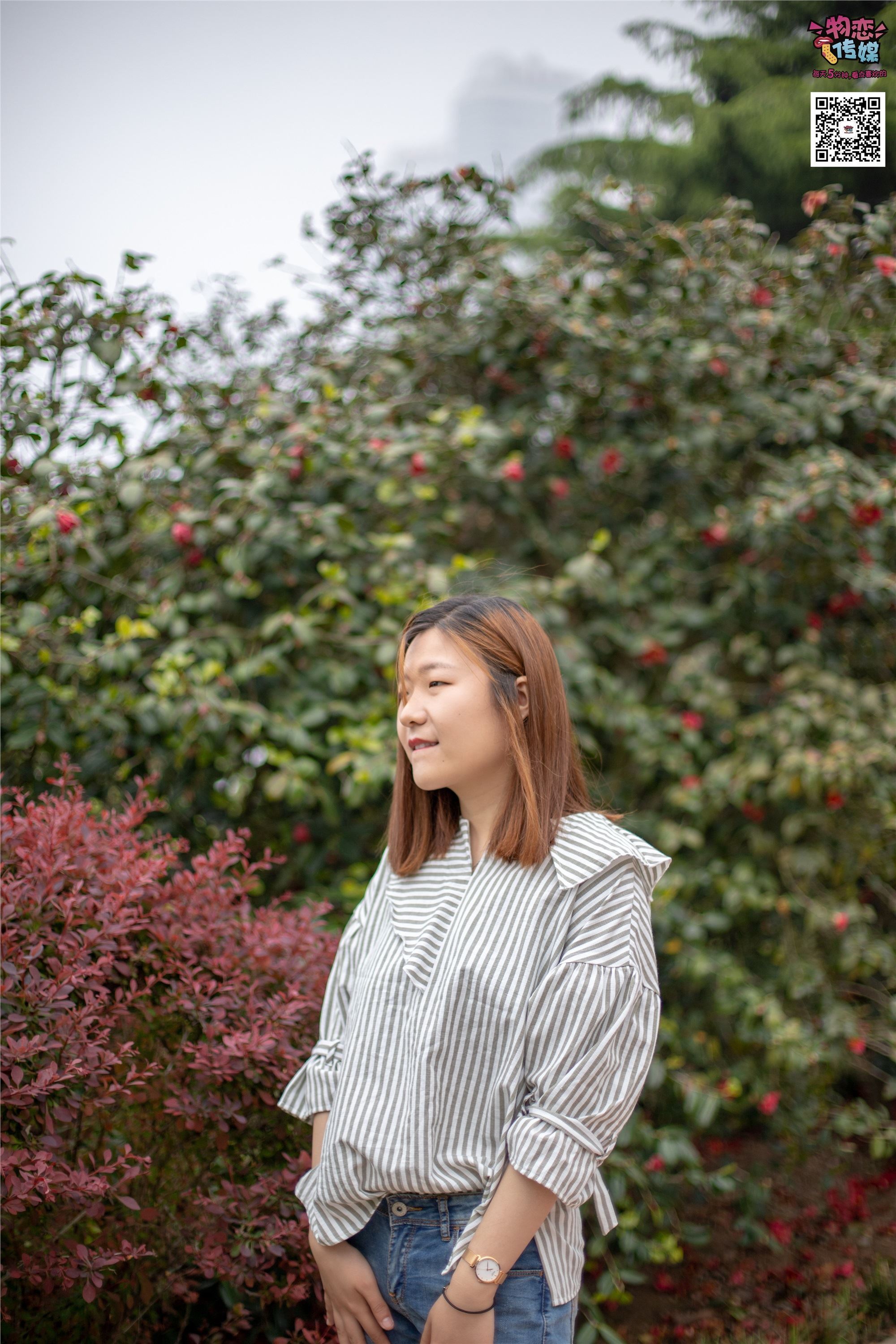 物恋传媒 No.014 高冷风格的大一小姐姐哦,小白鞋搭配粉色船袜