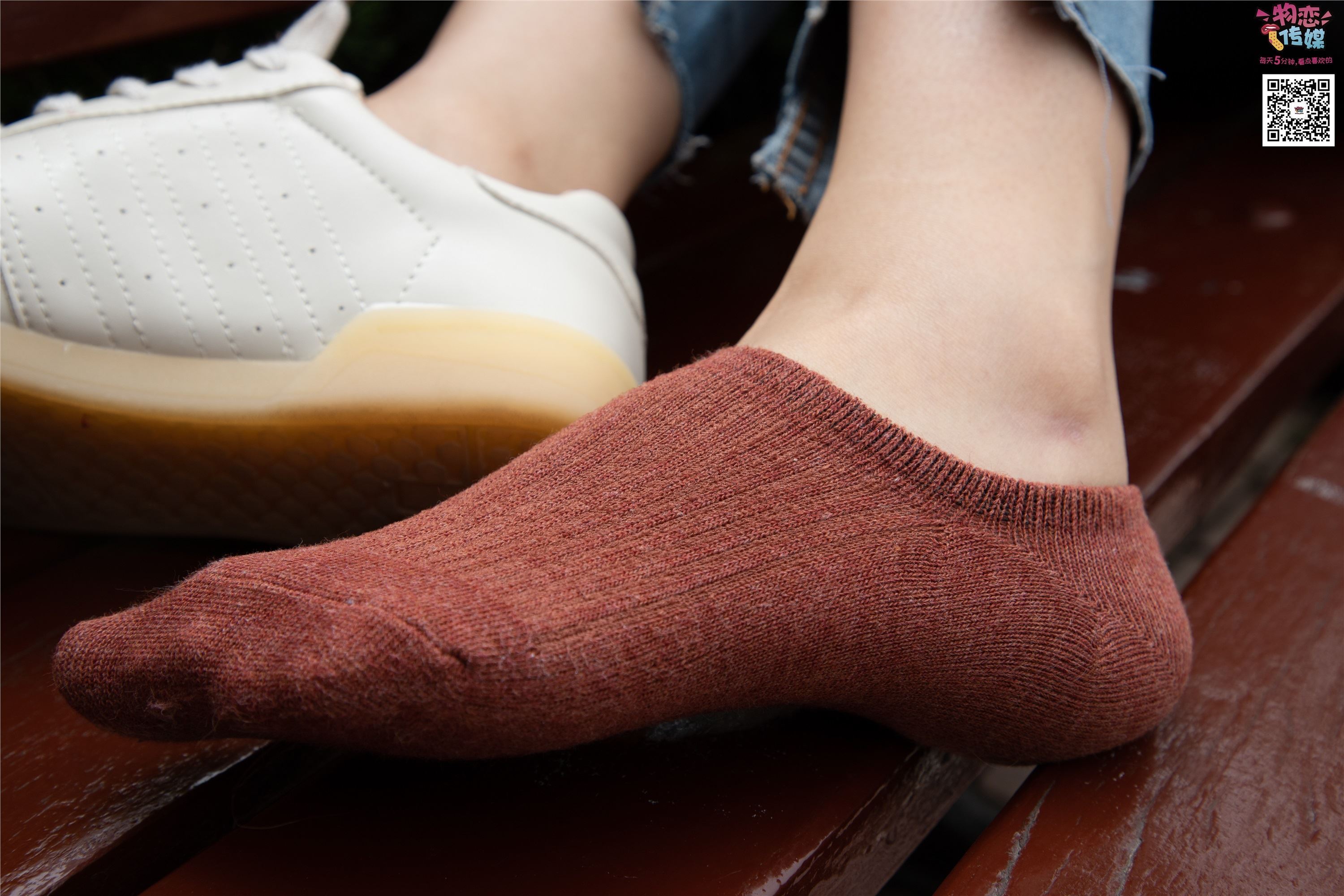 物恋传媒 No.014 高冷风格的大一小姐姐哦,小白鞋搭配粉色船袜