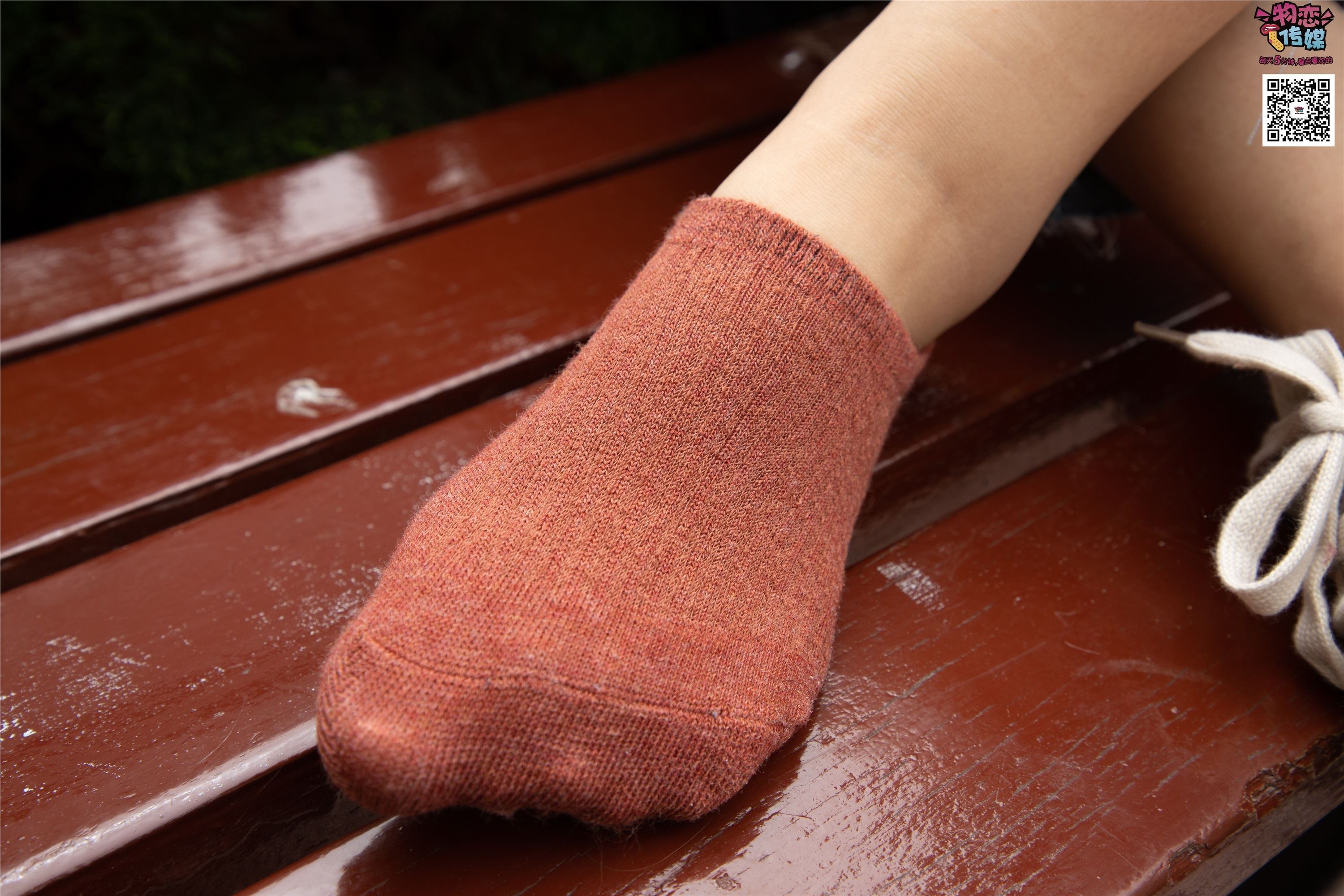 物恋传媒 No.014 高冷风格的大一小姐姐哦,小白鞋搭配粉色船袜