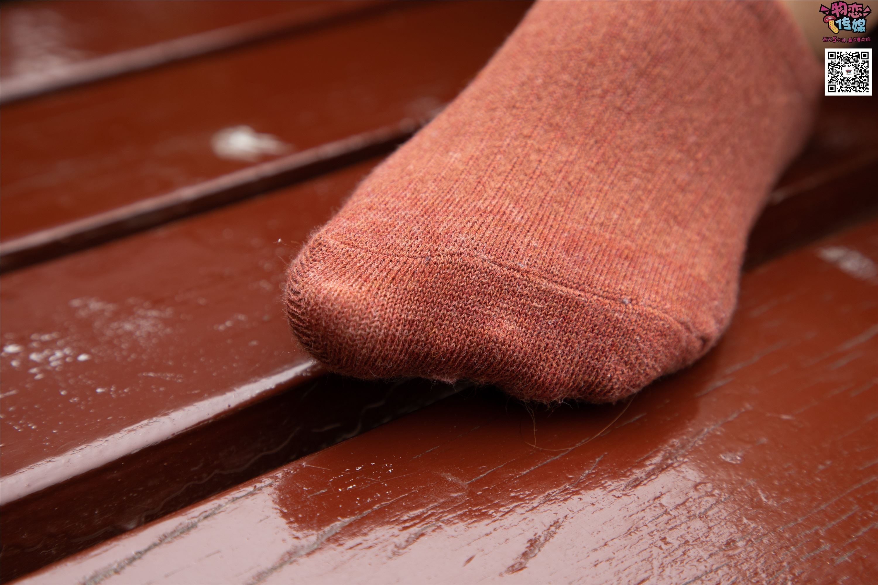 物恋传媒 No.014 高冷风格的大一小姐姐哦,小白鞋搭配粉色船袜