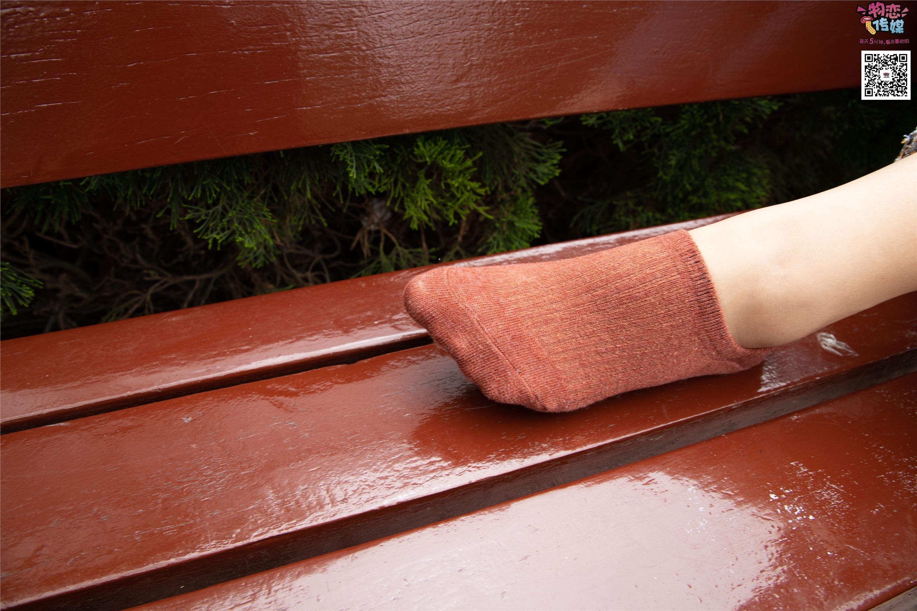 物恋传媒 No.014 高冷风格的大一小姐姐哦,小白鞋搭配粉色船袜