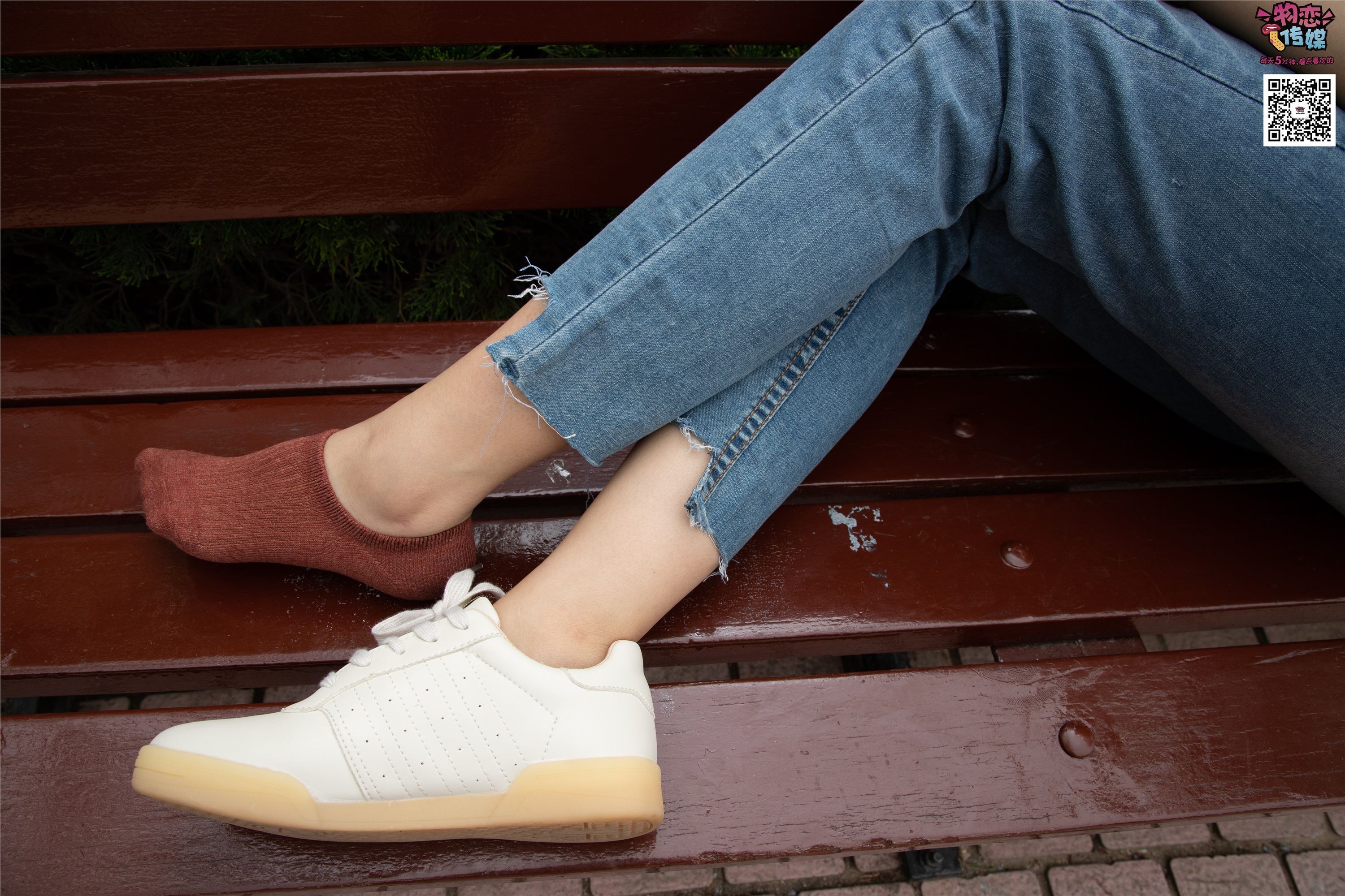 物恋传媒 No.014 高冷风格的大一小姐姐哦,小白鞋搭配粉色船袜