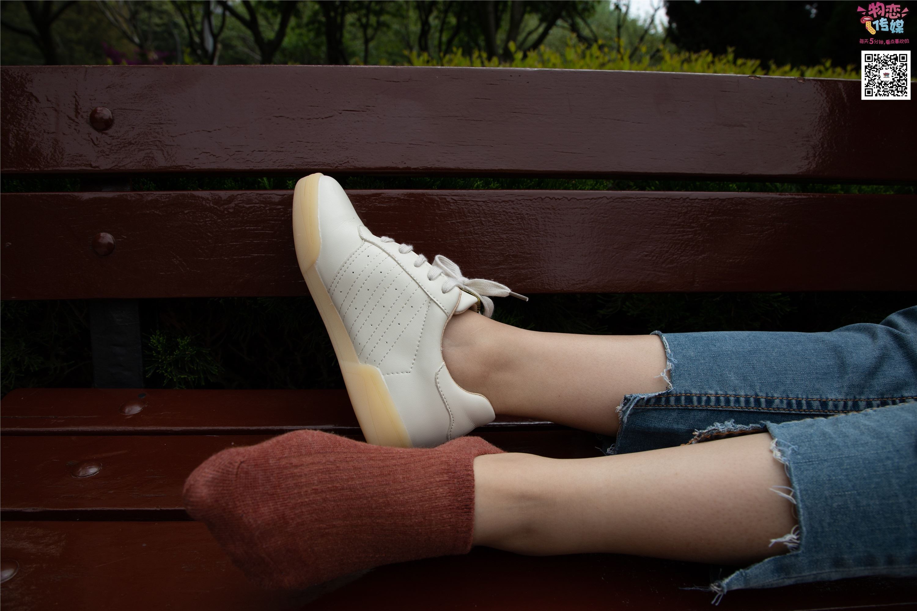 物恋传媒 No.014 高冷风格的大一小姐姐哦,小白鞋搭配粉色船袜