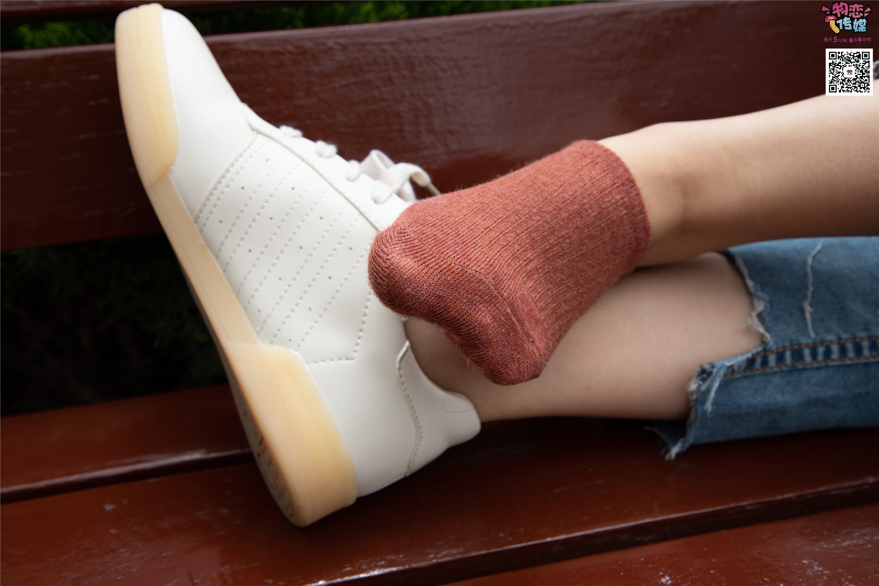 物恋传媒 No.014 高冷风格的大一小姐姐哦,小白鞋搭配粉色船袜