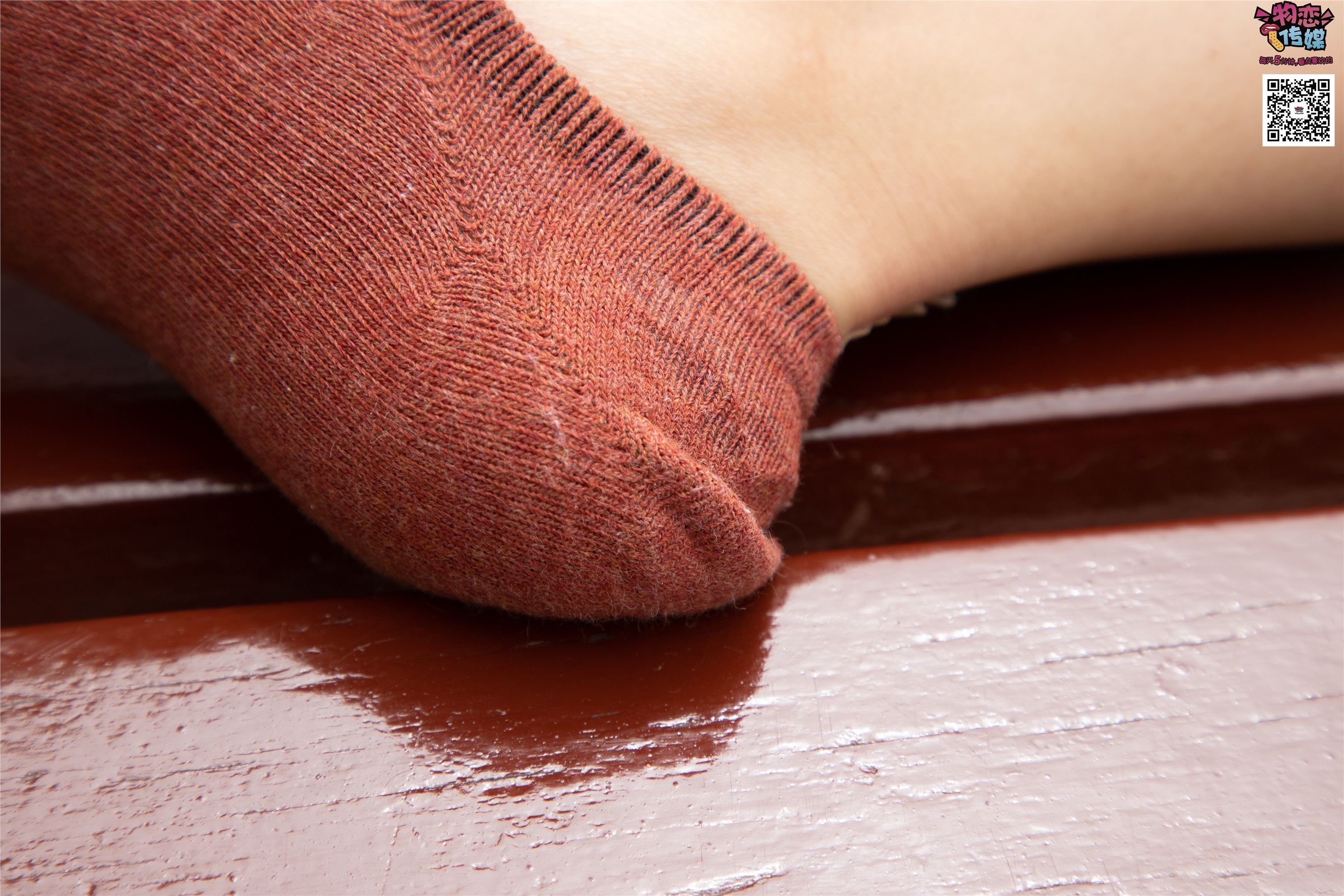 物恋传媒 No.014 高冷风格的大一小姐姐哦,小白鞋搭配粉色船袜