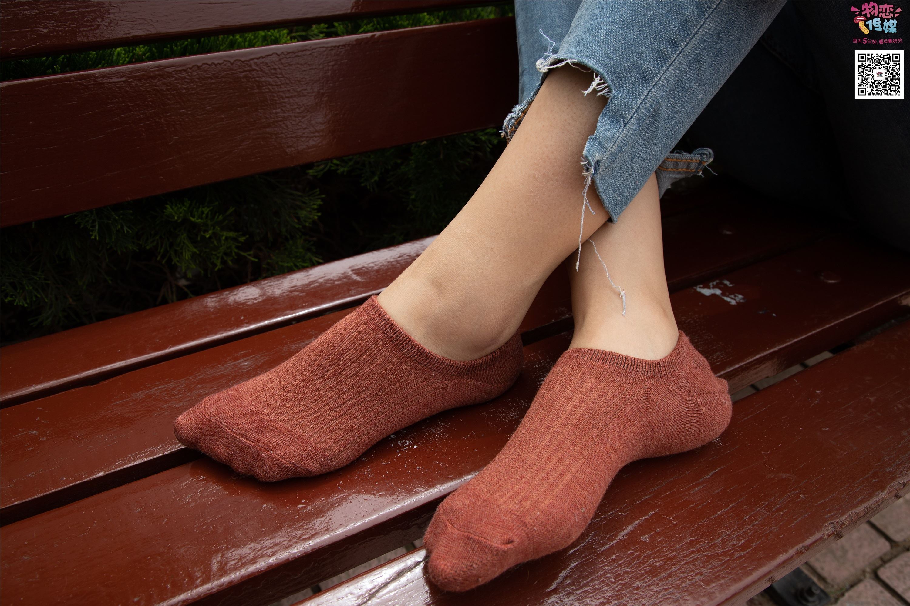 物恋传媒 No.014 高冷风格的大一小姐姐哦,小白鞋搭配粉色船袜