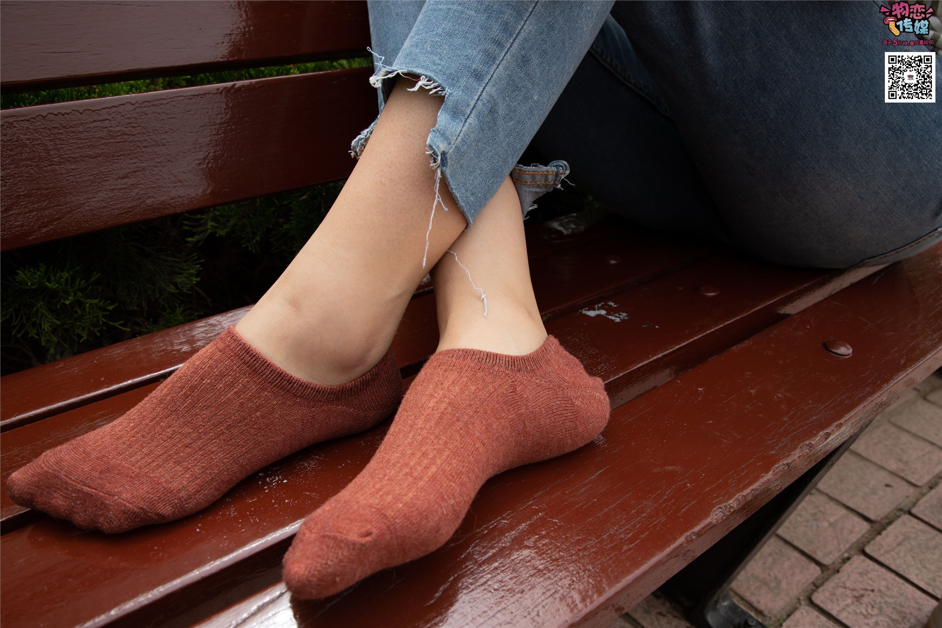 物恋传媒 No.014 高冷风格的大一小姐姐哦,小白鞋搭配粉色船袜