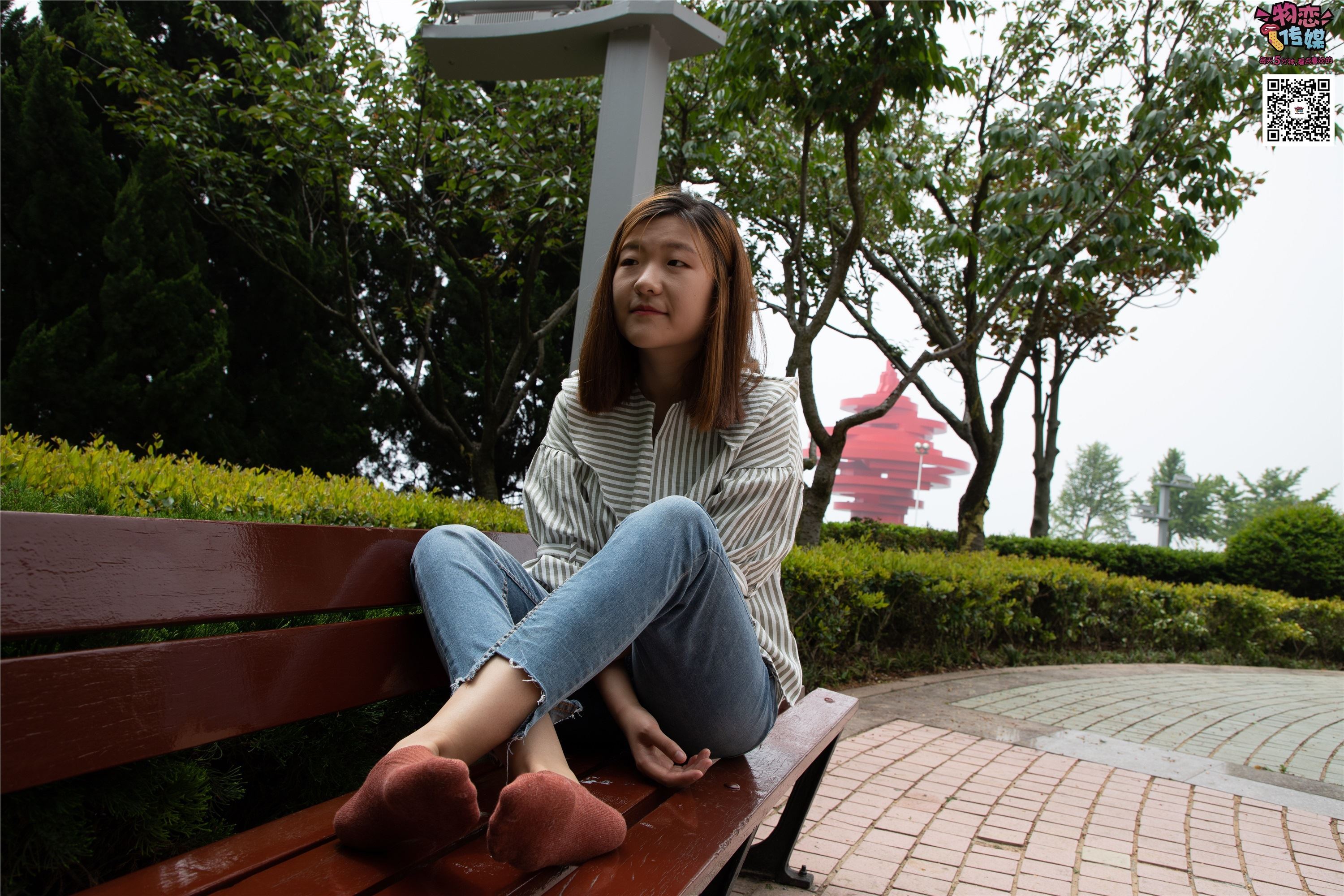 物恋传媒 No.014 高冷风格的大一小姐姐哦,小白鞋搭配粉色船袜