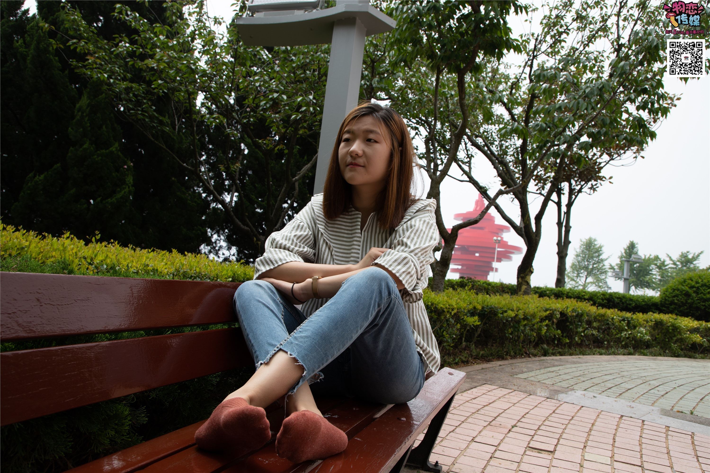 物恋传媒 No.014 高冷风格的大一小姐姐哦,小白鞋搭配粉色船袜