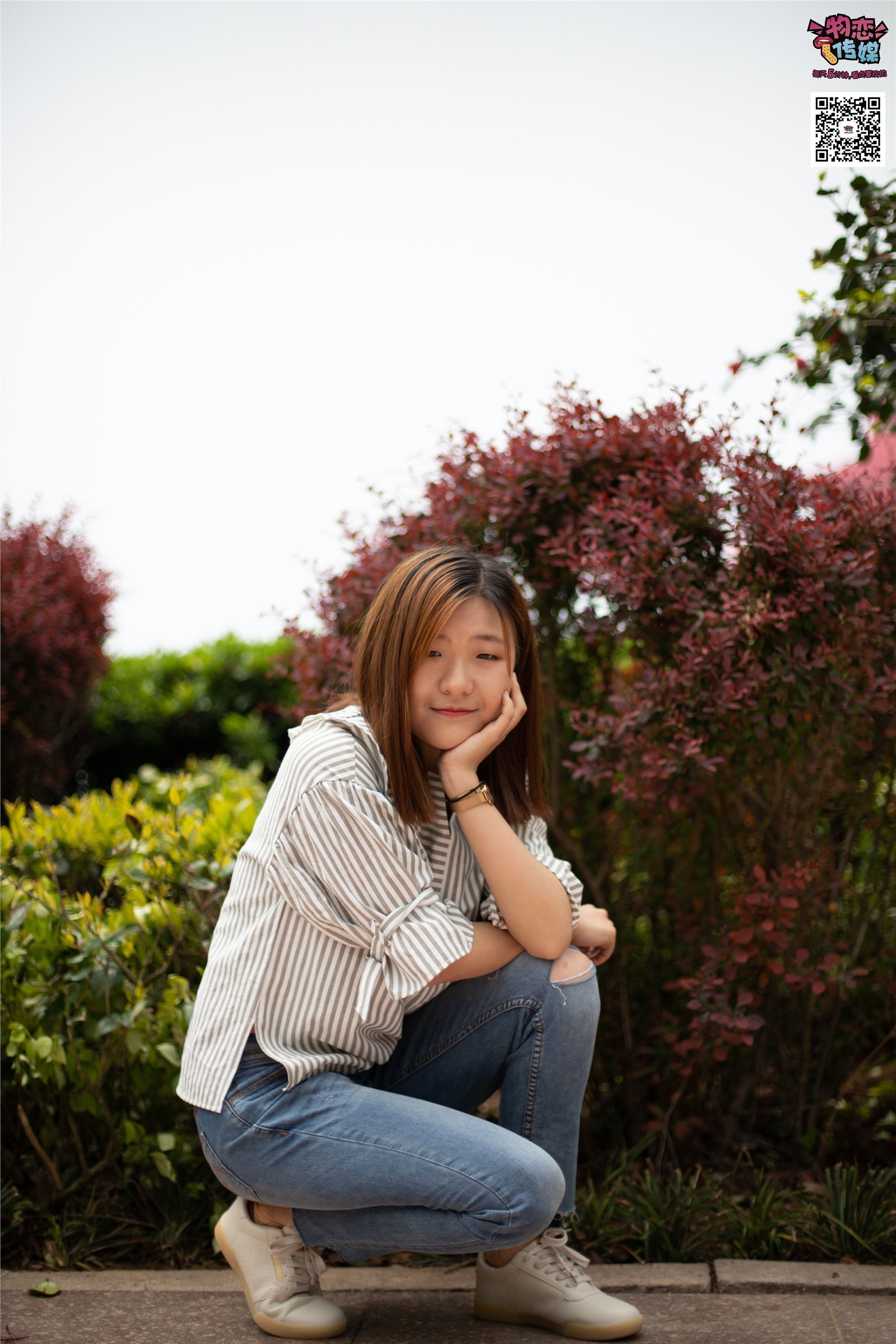 物恋传媒 No.014 高冷风格的大一小姐姐哦,小白鞋搭配粉色船袜