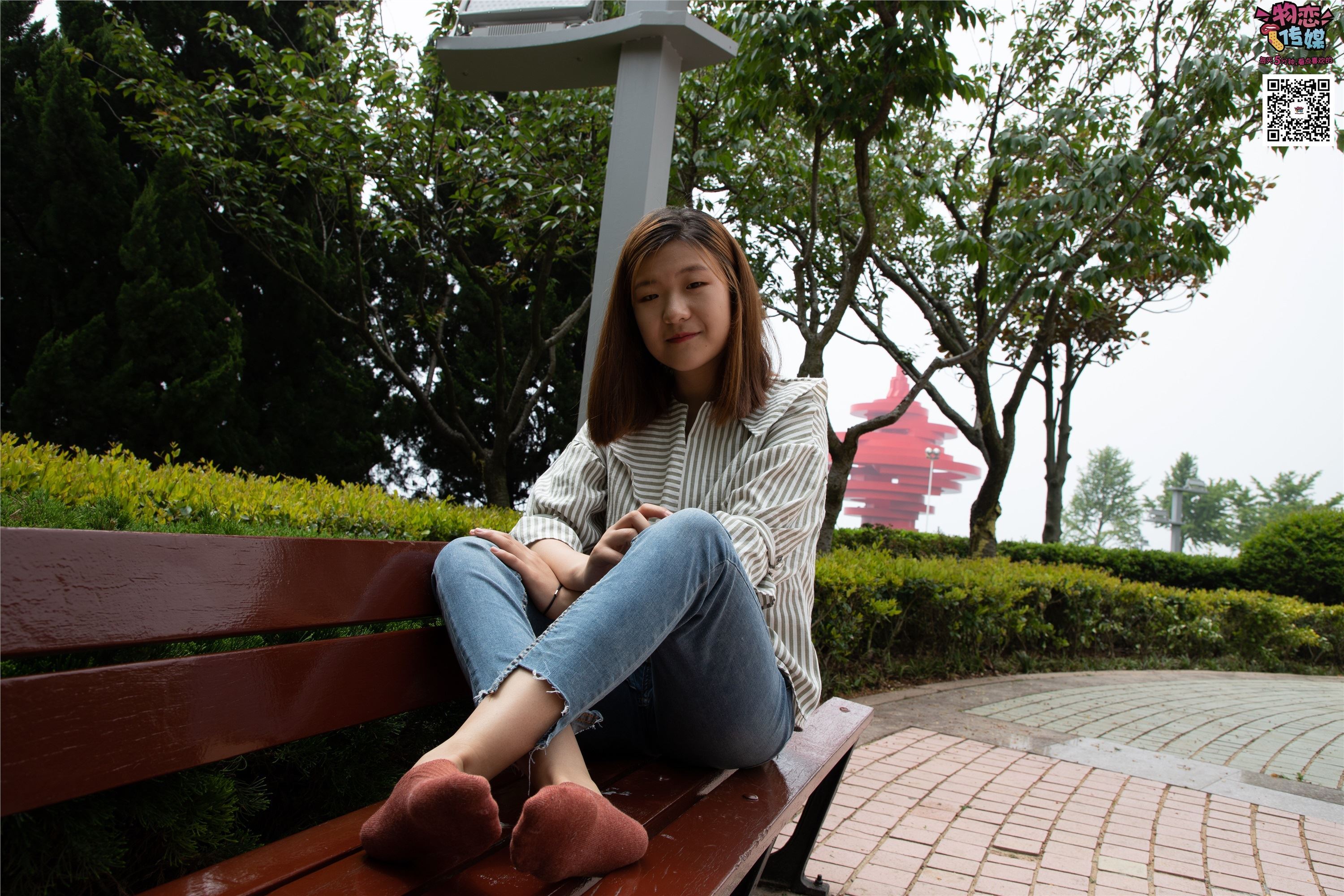 物恋传媒 No.014 高冷风格的大一小姐姐哦,小白鞋搭配粉色船袜